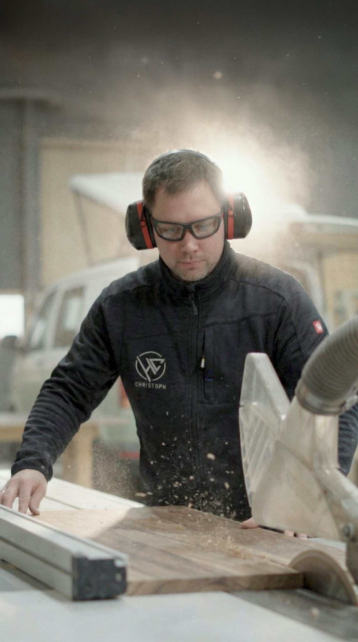 Marco gibt euch ’ne kleine Rundführung durch unseren Laden. Vom Showroom über die Fertigung bis zur Entwicklung – hier entstehen unsere Ausbauten, hier wird geplant, gebaut und ausprobiert. Genau so, wie es im Alltag wirklich aussieht. 🚐🛠️
Wenn ihr euch das Ganze mal live anschauen wollt, kommt gern in Neumünster vorbei.
#hoppecamper #vansausbau #camperbau #behindthescenes #vanlife #neumünster