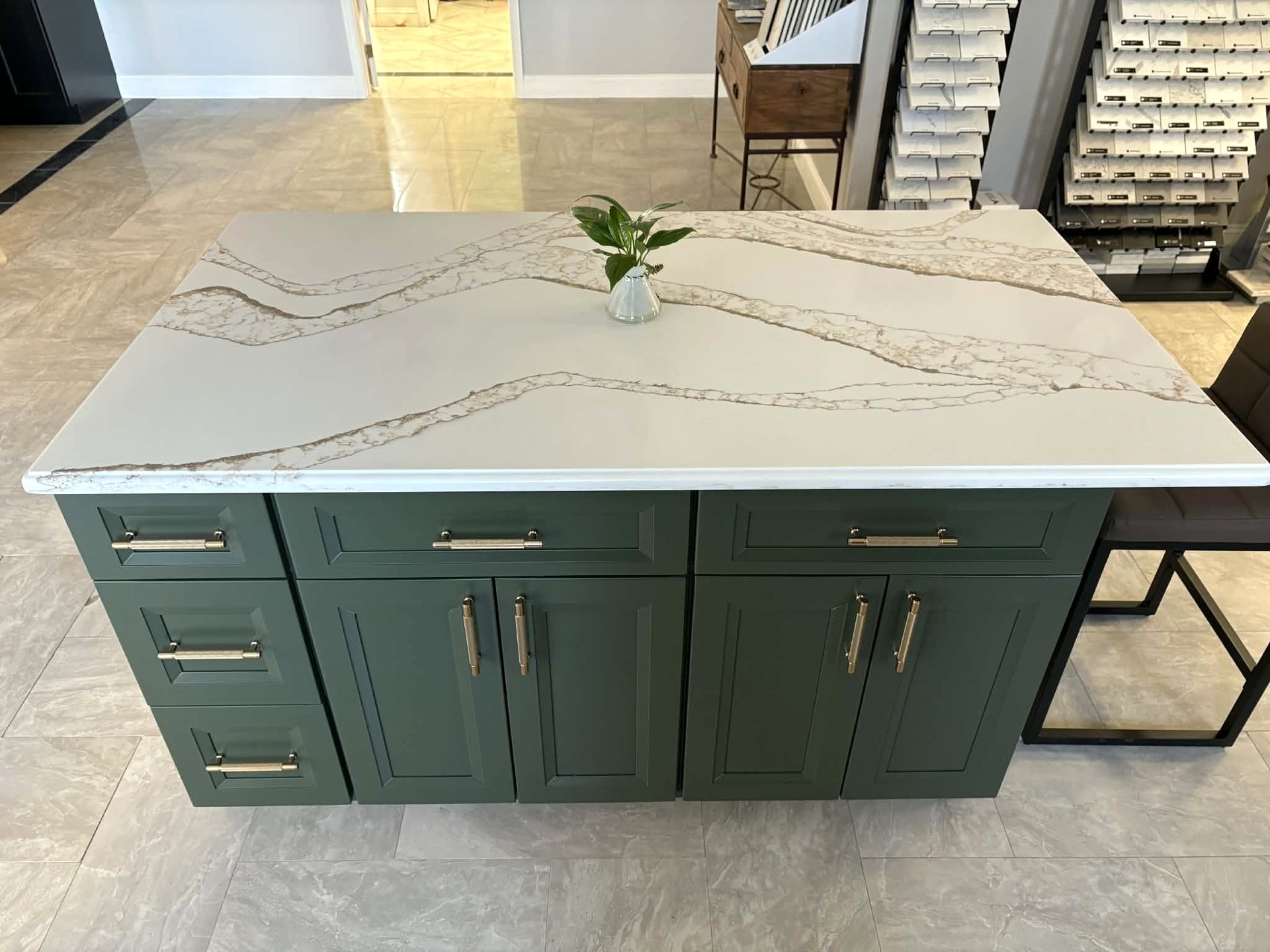 🌿New Island Display Reveal🌿
Featuring our SDRI Quartz "Antique Bronze" paired perfectly with @fabuwood cabinetry in Hunter Green (Onyx style).
A timeless combo that brings warmth, depth, and unique style! Stop by our showroom and get inspired for your next project 🤎
📍940 Wellington Ave, Cranston, RI 02910
⏰Mon-Fri: 8:30-5pm / Sat: 9-3pm / Sun: Closed
☎️401-780-9639
🌐www.stonedepotofri.com
#quartz #quartzcountertop #sdriquartz #antiquebronze #countertops #islandcountertop #kitchencountertop #kitchendesign #kitchenideas #kitchenisland #greencabinet #fabuwood #stonefabricator #ri
