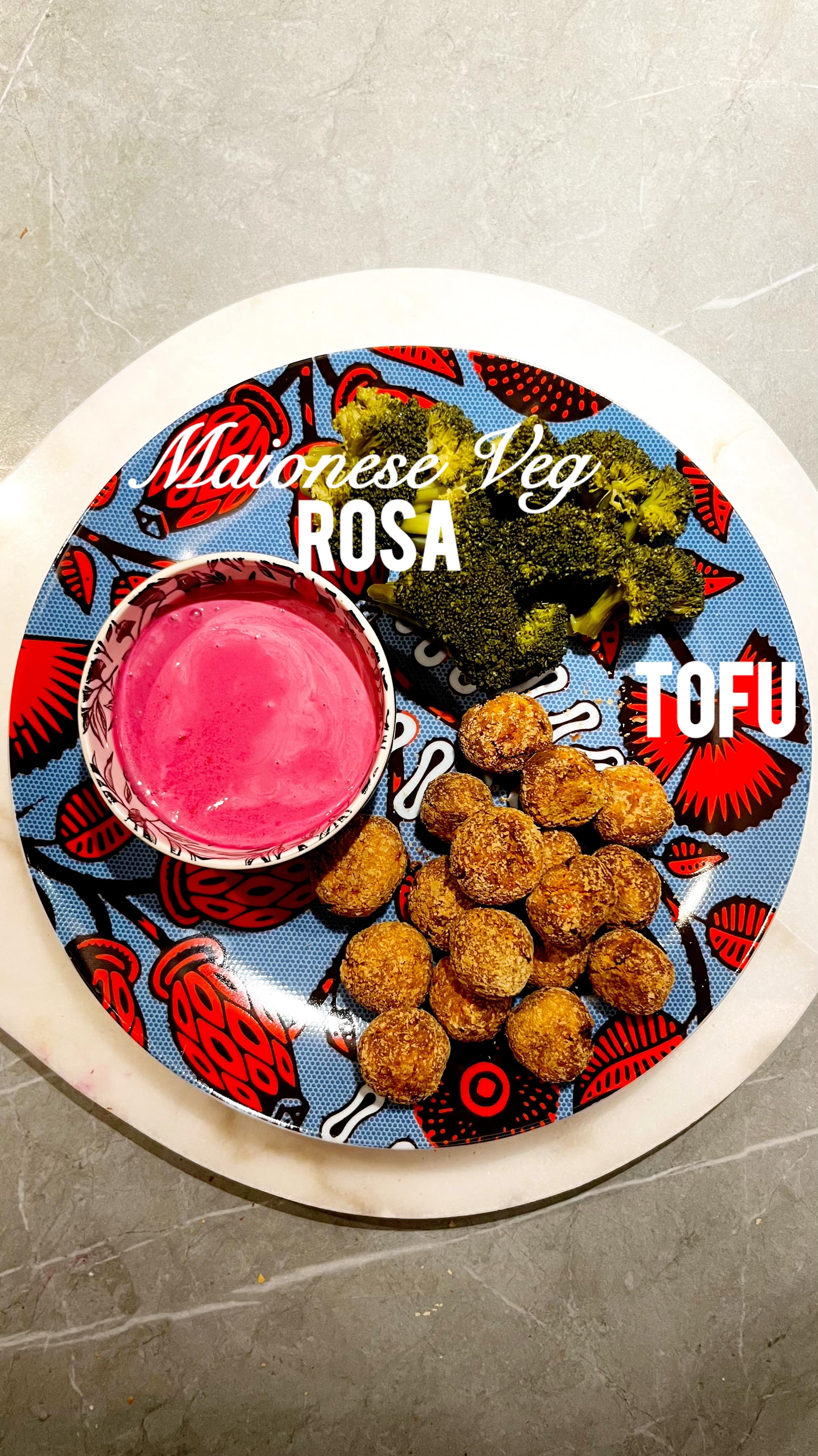 Ricetta n. 2 per la Settimana di SAN VALENTINO 💝 VEG e GLUTEN FREE !!
Ti propongo piatti in rosa per tutta la Settimana di San Valentino 💘
POLPETTE DI TOFU CON MAIONESE ROSA VEGETALE! 💖
{Prima mi raccomando seguimi qui 👉 @valigiainfarinata per non perderti nemmeno una ricetta}
Ingredienti per 2 persone:
- 200 grammi di tofu al naturale
- 20 grammi di tahina
- 50 grammi di pomodori secchi sott'olio
- curcuma
- paprika
- sale
- lievito alimentare
Per la ricetta maionese rosa scrivi ROSA nei commenti e te la invio subito in privato !!
Procedimento:
Asciuga bene il tofu con un panno; frulla tutti gli ingredienti per le polpette in un mixer (tranne il lievito alimentare); la consistenza sarà morbida ma compatta; ungi le mani con un po di olio e crea le palline, una passata nel lievito alimentare in scaglie e via in friggitrice ad aria!
Croccanti fuori...morbide dentro !!
Abbina le polpette con la maionese veg (scrivi ROSA nei commenti per avere la ricetta) e verdure al vapore o gratinate.
Un piatto super colorato, completo e divertente !!
#sanvalentino #CucinaconCosori #CosoriTurboblaze / #CosoriTwinFry
polpettevegetali
#valigiainfarinata
Ricette vegane
Tofu
Polpette di tofu
Maionese rosa vegana
Ricette vegane