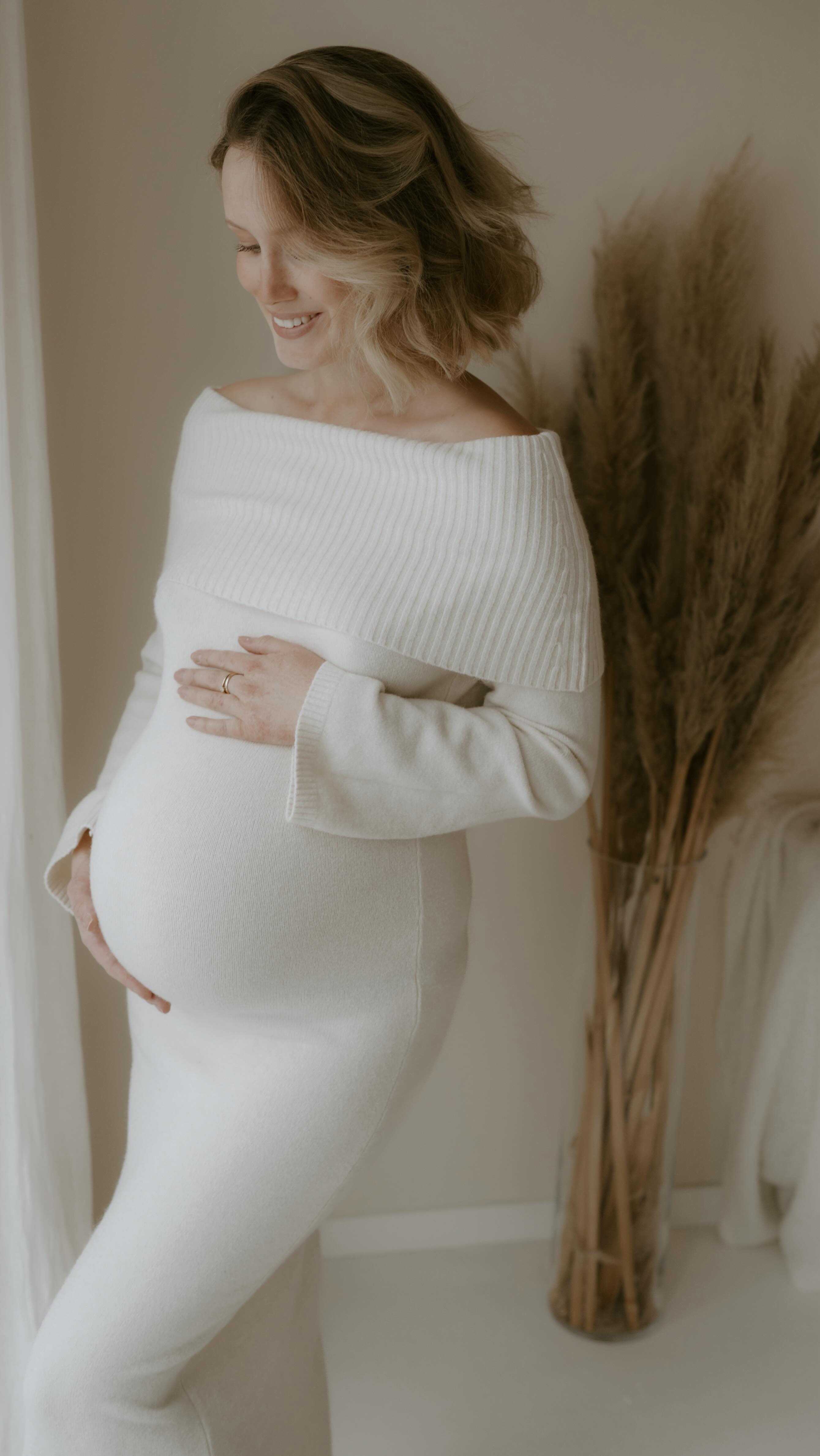 Du trägst nicht einfach ein Baby.
Du trägst Leben.
Ein Herz schlägt unter deinem.
Ein Körper wächst in deinem Körper.
Und dein eigener verändert sich leise, kraftvoll, unumkehrbar.
Diese Zeit ist einmalig.
Nicht wiederholbar.
Nicht verschiebbar auf „irgendwann“.
Dein Körper wird sich niemals mehr so verändern wie jetzt.
Nie wieder wirst du so sehr im Wandel sein.
So offen.
So empfänglich.
So tief verbunden mit deiner weiblichen Urkraft.
Schwangerschaft ist kein Zustand, den man „aushält“.
Sie ist Schöpfung.
Sie ist Vertrauen.
Sie ist das uralte Wissen deines Körpers.
Und ja da draußen sind viele Stimmen.
Ratschläge.
Meinungen.
Erwartungen.
Aber dein Körper ist kein Problem, das gelöst werden muss.
Er ist ein weiser Ort.
Ein sicherer Raum.
Ein Zuhause für neues Leben.
Du darfst ihm vertrauen.
Du darfst dich von äußeren Stimmen lösen.
Du darfst an dich glauben an deine Intuition, an deine Kraft, an deinen Weg.
✨ Ein Schwangerschafts-Fotoshooting ist deshalb kein oberflächlicher Moment.
Es ist ein bewusstes Innehalten.
Ein Ja zu dir.
Ein würdiges Festhalten dieser Phase.
Denn dein Körper wird danach anders sein.
Und du wirst eine andere Frau sein.
Nicht weniger.
Mehr.
Mehr Tiefe.
Mehr Stärke.
Mehr Verbundenheit mit dir selbst.
Diese Bilder sind kein „Vorher“.
Sie sind eine Erinnerung.
Ein Anker.
Ein stilles Wissen darum, was du getragen hast –
und wer du in diesem Moment warst.
🤍 Ich begleite dich genau hier.
Achtsam.
Ehrlich.
Ohne Inszenierung.
Ohne Druck.
Damit du dich siehst.
Damit du dich fühlst.
Damit du dich erinnerst.
Schwangerschaftsfotografie ist Mutterschaft in Bildern.
Und du darfst sie dir erlauben
Folge mir @soulmom.era für deine Erinnerungen