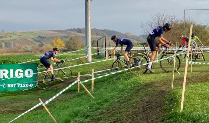 Cross season in full swing with eight team members starting yesterday at the premiere of @spusu_at @rc.kreuttal cross in Unterolberndorf. Kudos for a smoothly organized race! Congrats to our starters and to Ella and Ria for their first cash prizes.
.
.
.
📸 @annabriefer #crossisboss #nevernotriding #lifebehindbars #cyclinglife #viccrd #raceday