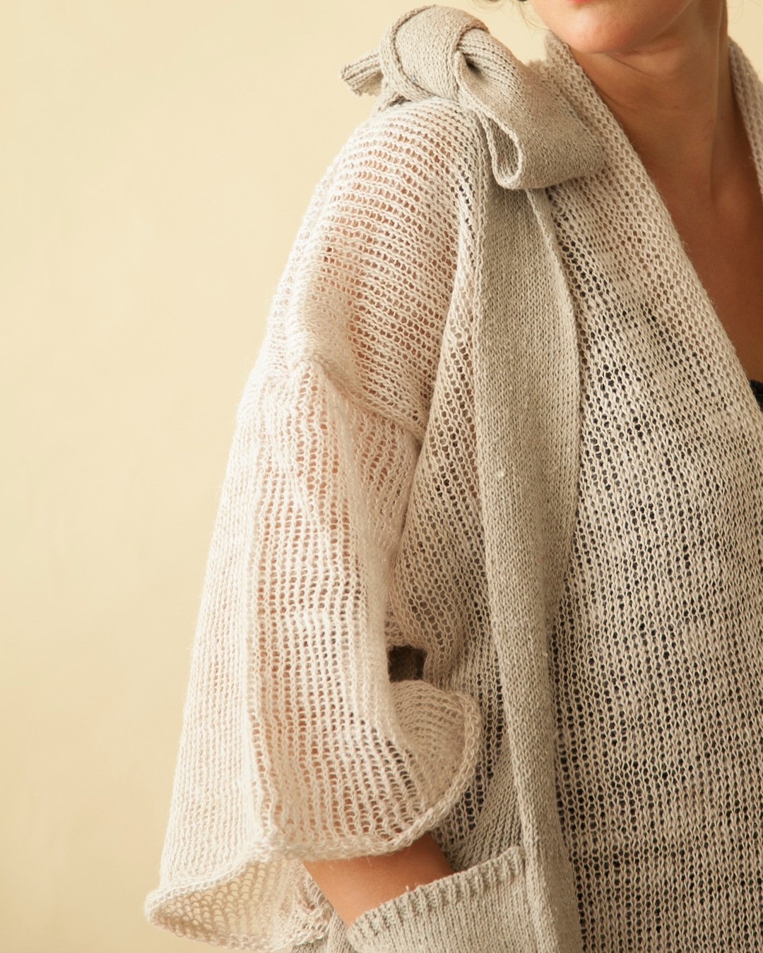 Já falamos dos laços de outras peças e não podemos deixar esse lação mega charmoso!
A bolsa Georgy tem o tamanho certo para carregar tudo que você precisa sem exageros.
As alças com amarração permitem você carregar a bolsa mais longa ou mais curta, toda a liberdade para você vestir sua roupa como você gosta!