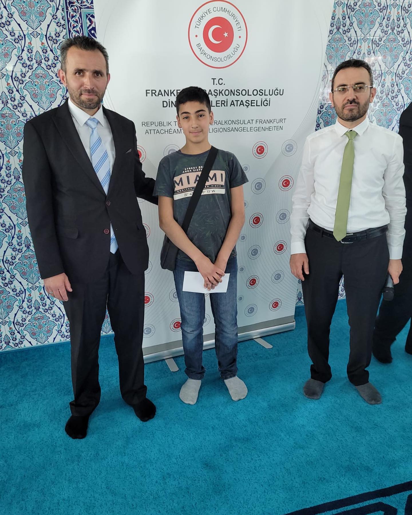 Hessen Eyaleti güzel ezan okuma üçüncüsü Furkan Akıncı yı eğitimde büyük katkısı olan Erol hocamızı ve kıymetli ailesini tebrik ediyoruz.