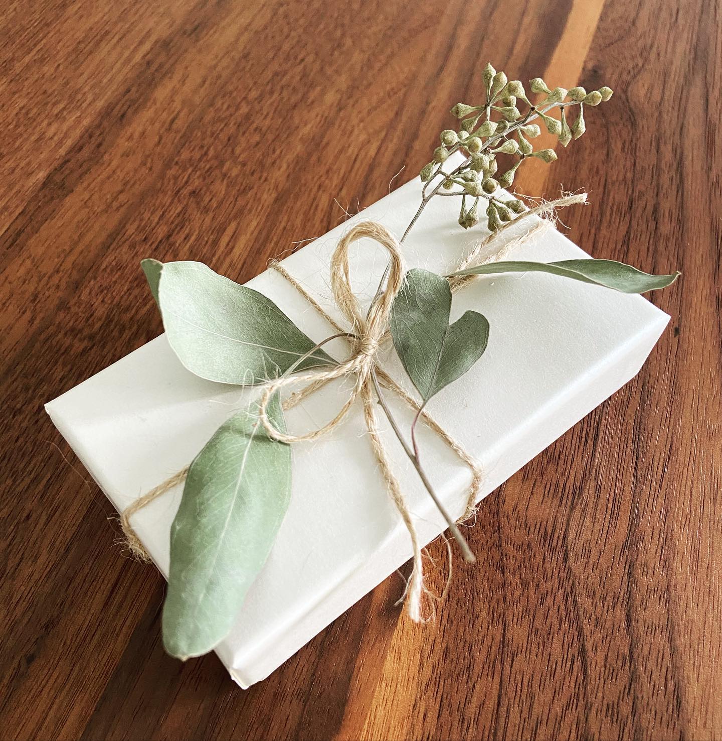 Da steckt Liebe drin! 🥰 …ein kleines Hochzeitsböxli mit vielen Bilder voller Freude, wundervollen Momenten und Erinnerungen, die euch niemand mehr nehmen kann! ❤️
DANKE für euer Vertrauen liebe Stephanie & lieber Stefan 🤩
#sommerhochzeit2021 #standesamtlichetrauung #brautkleid #brautstrauß #brautundbräutigam #familie #freunde #freudentränen #mannundfrau #schlosswartenfels #schlossgarten