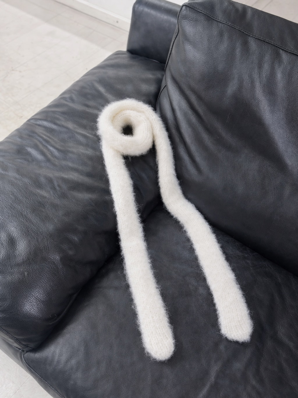 lana d’alpaca, lavorata a mano.
leggera, calda, morbidissima sulla pelle.
una sciarpina essenziale che puoi indossare ogni giorno, annodarla come vuoi, portarla sempre con te.
disponibile in diversi colori 🤍
ogni pezzo è unico, come chi lo indossa.