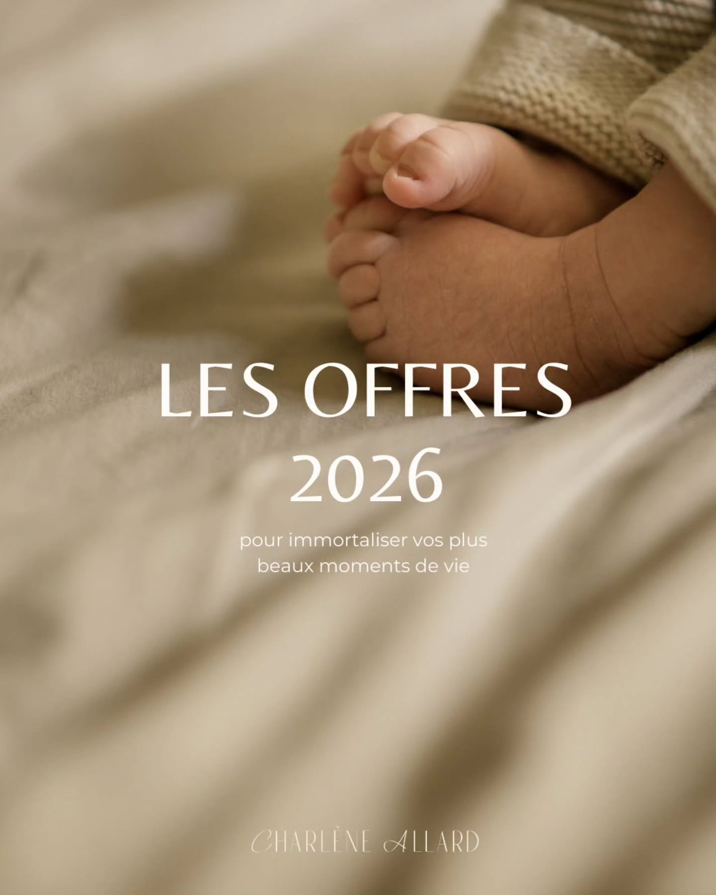 Votre histoire, en films et en photos.
Une expérience simple et douce, pour ralentir un instant, être ensemble, et garder des images d'amour avec eux.
Je suis Charlène Allard, photographe et vidéaste de famille.
Je crée avec vous des images vivantes, pensées pour durer et accompagner vos enfants dans leur histoire.
Films de famille • Séance photo famille • Région nantaise