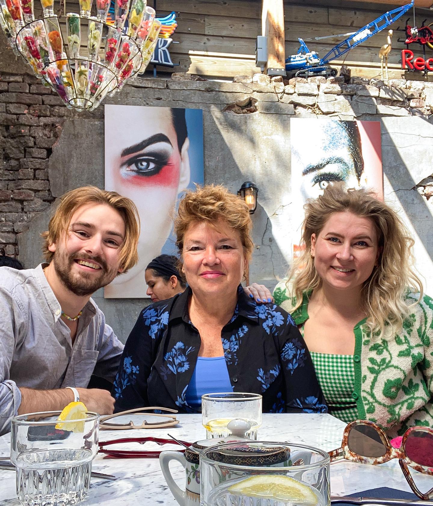 Als je ouders gaan scheiden heb je het gevoel dat je weer opnieuw positie in moet nemen. De verhoudingen veranderen en iedereen reageert op diens eigen manier. Soms moet je zoeken om elkaar juist te vinden, soms moet je juist even niet zoeken en het er gewoon laten zijn.
Het is nu bijna een jaar geleden dat mijn ouders in heel veel liefde en op de best mogelijke manier uit elkaar zijn gegaan. En ik wil alleen even zeggen: ik ben trots op ons alle vier (ook op papa, die niet op deze foto staat)❤️
#scheiden