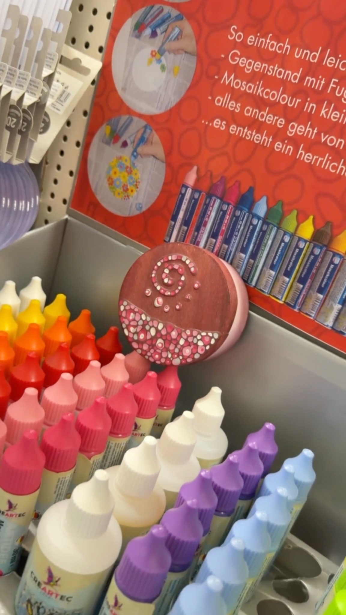 Punkt für Punkt zum Hingucker ✨
Mit Mosaik-Colour und Perlenmarkern setzt du Akzente. Einfach auftupfen, trocknen lassen, freuen.
Perfekt für Karten, Deko und kleine Bastelideen zwischendurch. 🎨😊