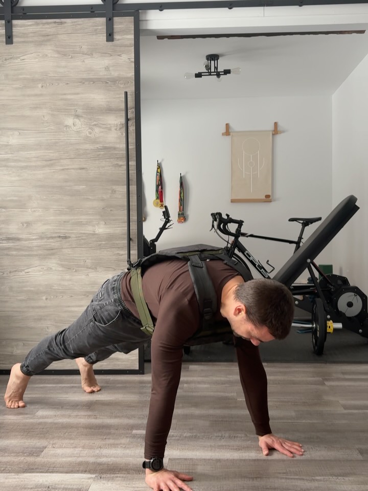 Ces 3 derniers mois j’ai choisi un axe clair.
Revenir à la force, à la structure.
Construire du muscle, oui.
Mais surtout un socle.
Rien de spectaculaire.
Juste de la présence, répétition après répétition.
Choisir une direction et s’y engager pleinement.
Chaque phase a son rôle.