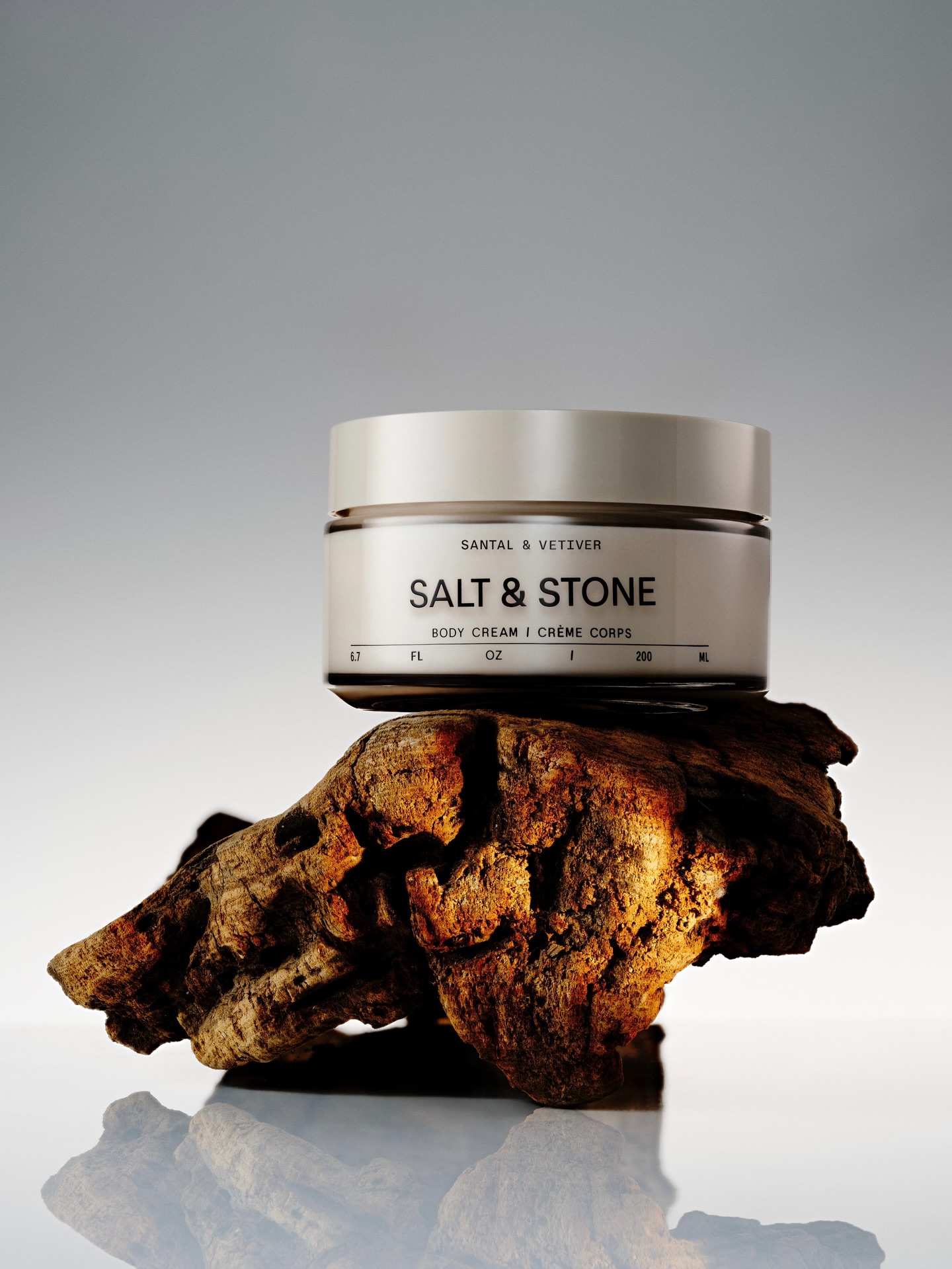 / Votre peau mérite ce qu’il y a de meilleur 🌸
Découvrez la Crème Corps Santal & Vétiver @saltandstone un soin ultra-nourrissant qui hydrate intensément et protège durablement la peau des agressions extérieures.
💧 Enrichie en extraits d’algues, huile d’argan et squalane, elle aide à renforcer la barrière d’hydratation et laisse la peau douce, souple et soyeuse, sans film gras.
Sa texture riche mais fondante pénètre rapidement pour une sensation de confort immédiat. Et son parfum boisé transforme votre rituel quotidien en moment de bien-être sensoriel.
👉 Un essentiel à adopter si vous aimez :
• Les soins naturels & efficaces
• Les textures riches mais non collantes
• Les parfums authentiques et raffinés
📲 Disponible maintenant sur onbs.ch
.
.
.
.
.
.
.
.
.
.
#saltandstone
#cremecorps
#cosmetiquesnaturels
#routinecorps