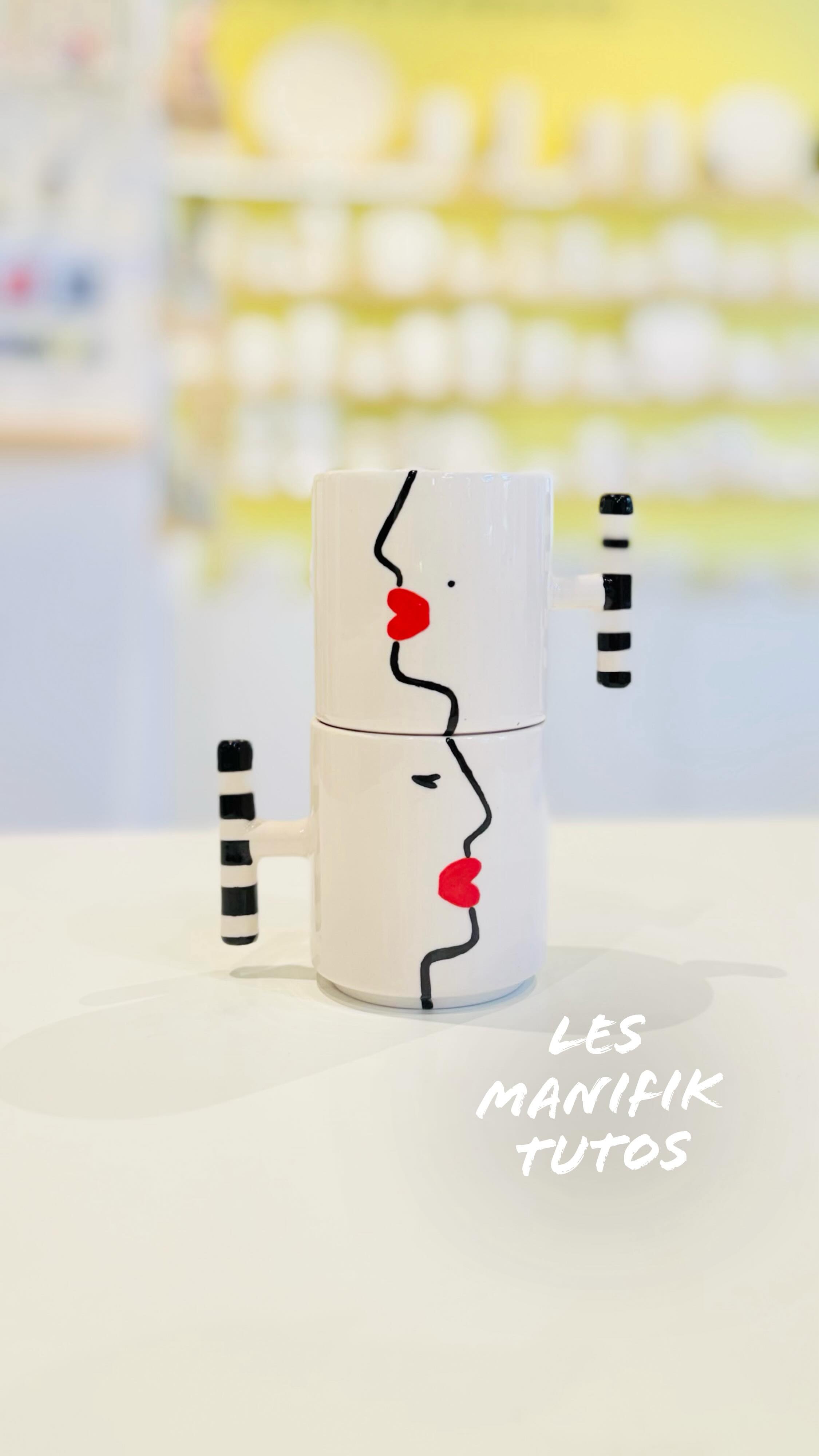 Manifik TUTO : Comment réaliser nos tasses DUO ? 💞
Vous les avez repérées dans nos posts Saint-Valentin ?
Bonne nouvelle : les reproduire est beaucoup plus simple qu’il n’y paraît ✨
Au Manifik Céramic Café, on vous guide pas à pas :
♥️ choisissez le design voulu dans notre classeur à disposition au café
✂️ découpez le motif
✏️ repassez-le au crayon à papier en intercalant une feuille de papier transfert entre la tasse et le motif
🎨 reproduisez le dessin à la peinture en suivant le modèle transféré sur la céramique
Notre mission ?
Toujours faciliter le geste de création de nos clients adorés, pour vous aider à réaliser de belles pièces, utiles ou décoratives, à garder ou à offrir 🤍
Envie de créer vos propres tasses DUO ?
👉 Réservez votre séance directement sur manifik.fr et venez créer vos tasses dans notre Manifik café à Strasbourg.
Manifik Céramic Café / Manifik tuto / tutoriel / peinture sur céramique / Céramiqu à Peindre / Tasses / tuto tasses / Saint-Valentin / Strasbourg / Atelier Créatif /