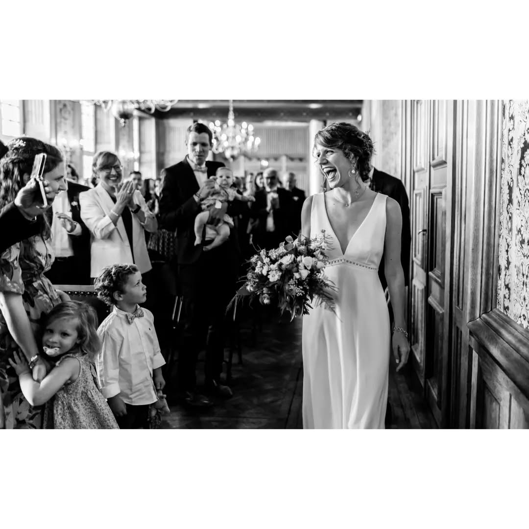 Grosse ambiance sur l'arrivée à la mairie 😁
.
.
.
#mariage #mariagenantes #mariagemairie #mariagemairienantes #ceremoniemariage #ceremoniemairie #arrivéemairie #entréemairie #photographemariagenantes