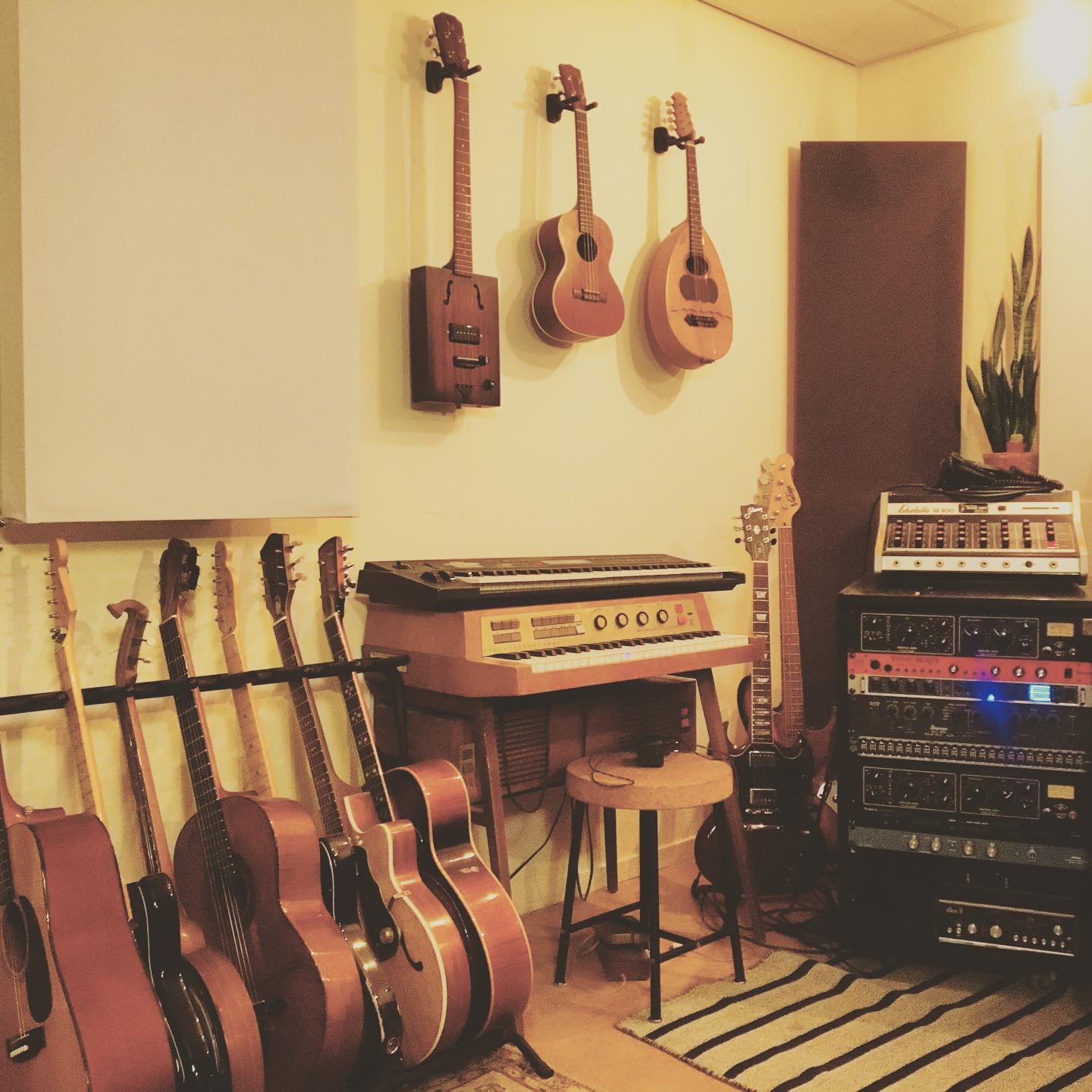 Mijn nieuwe studio ruimte. (Bijna) al mijn besnaarde instrumenten passen er in. Binnenkort wat meer foto’s! #studio #filmmuziek #utrecht #wolvenplein #gitaren #mandoline #ukelele #mandola #philicorda