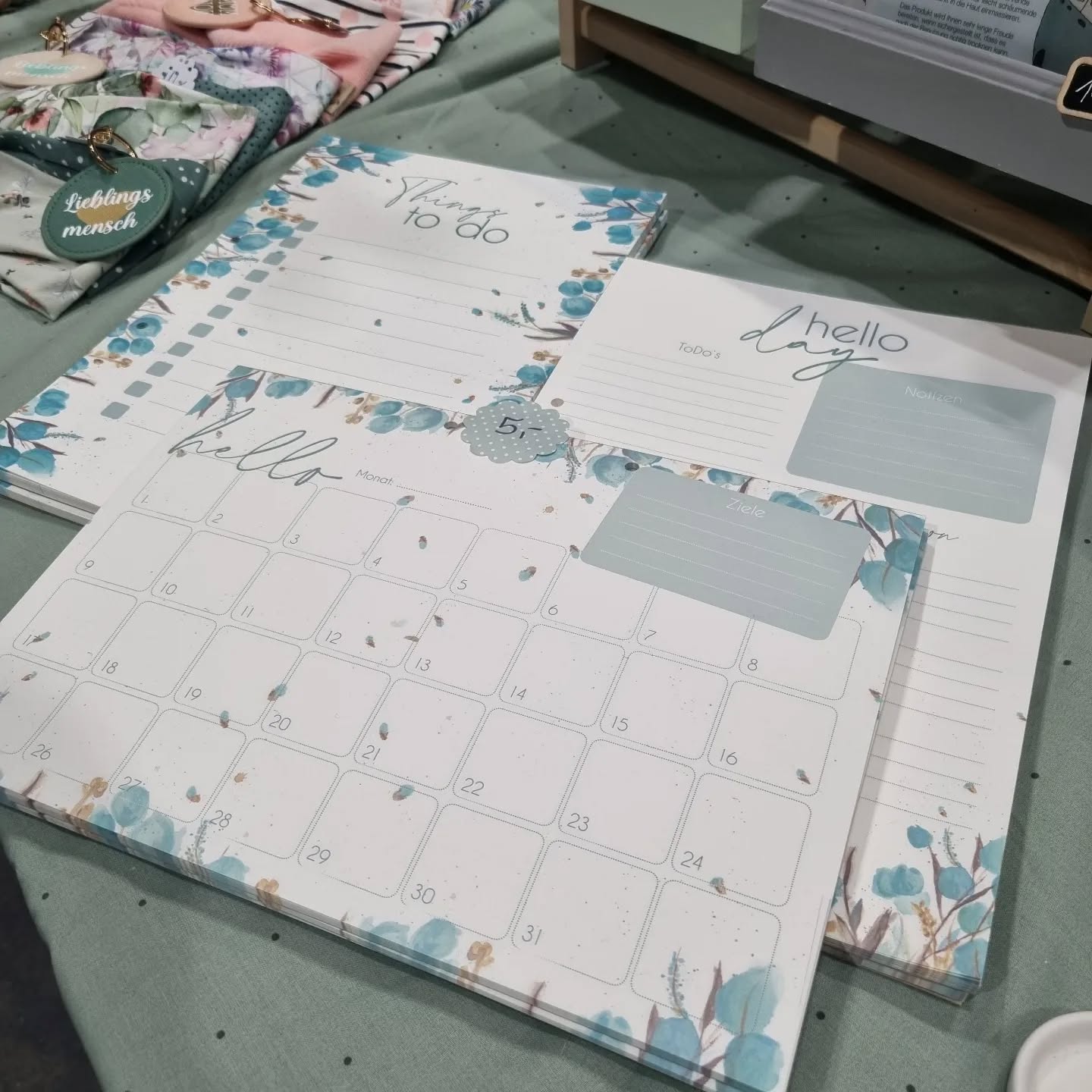 Für mehr Ordnung im Kopf haben wir eure Lieblingslisten wieder aufgefüllt...als To Do, als Tagesplan oder Monatsplan. Übersichtlich als A4 Block.
#allerleileben #conceptstore #zwickau #zwickauerhändler #papeterie #ordnung #tantefine