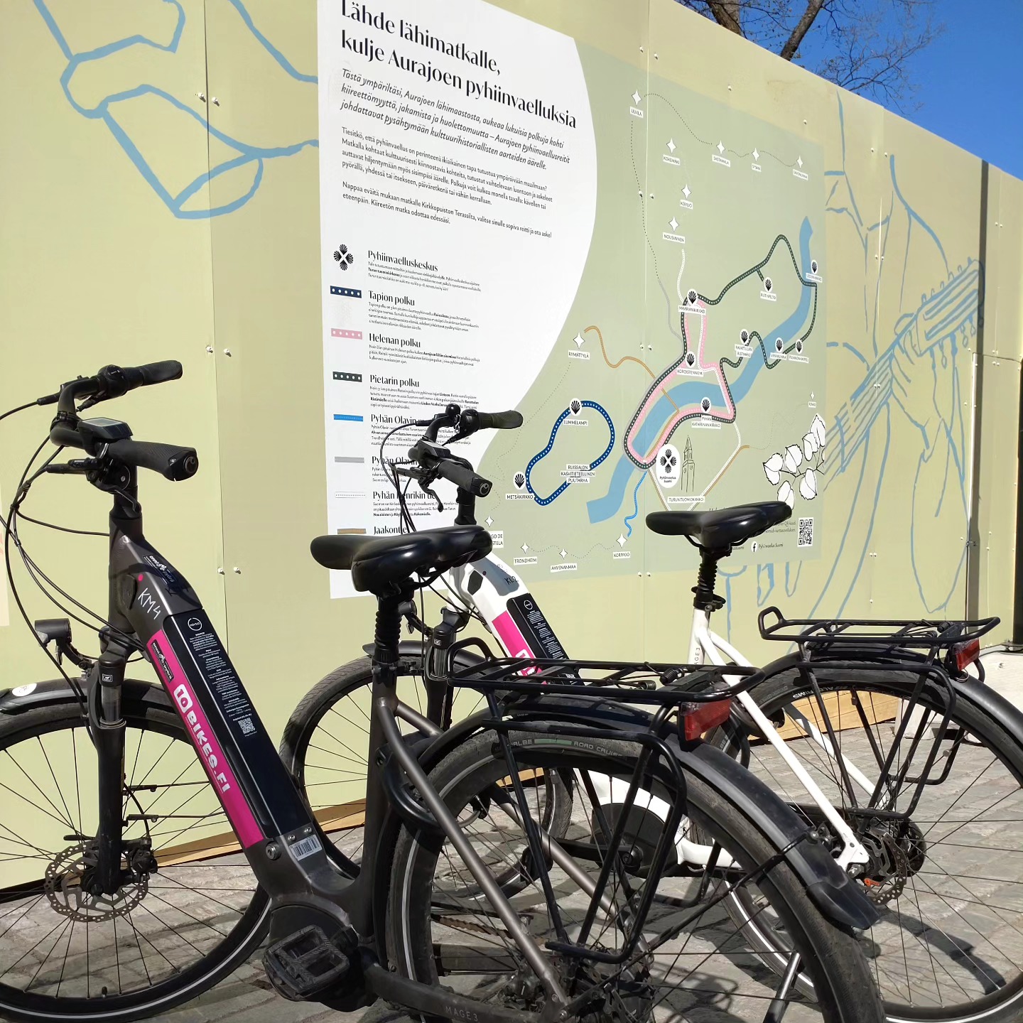 Kirkkopuiston terassi on taas auki! Ja samoin myös Suomen ensimmäinen pyhiinvaelluskeskus. Sähköpyörävuokraamo on mukana avajaisissa ja on tuonut omat pyöränsä terassille.
#kesä