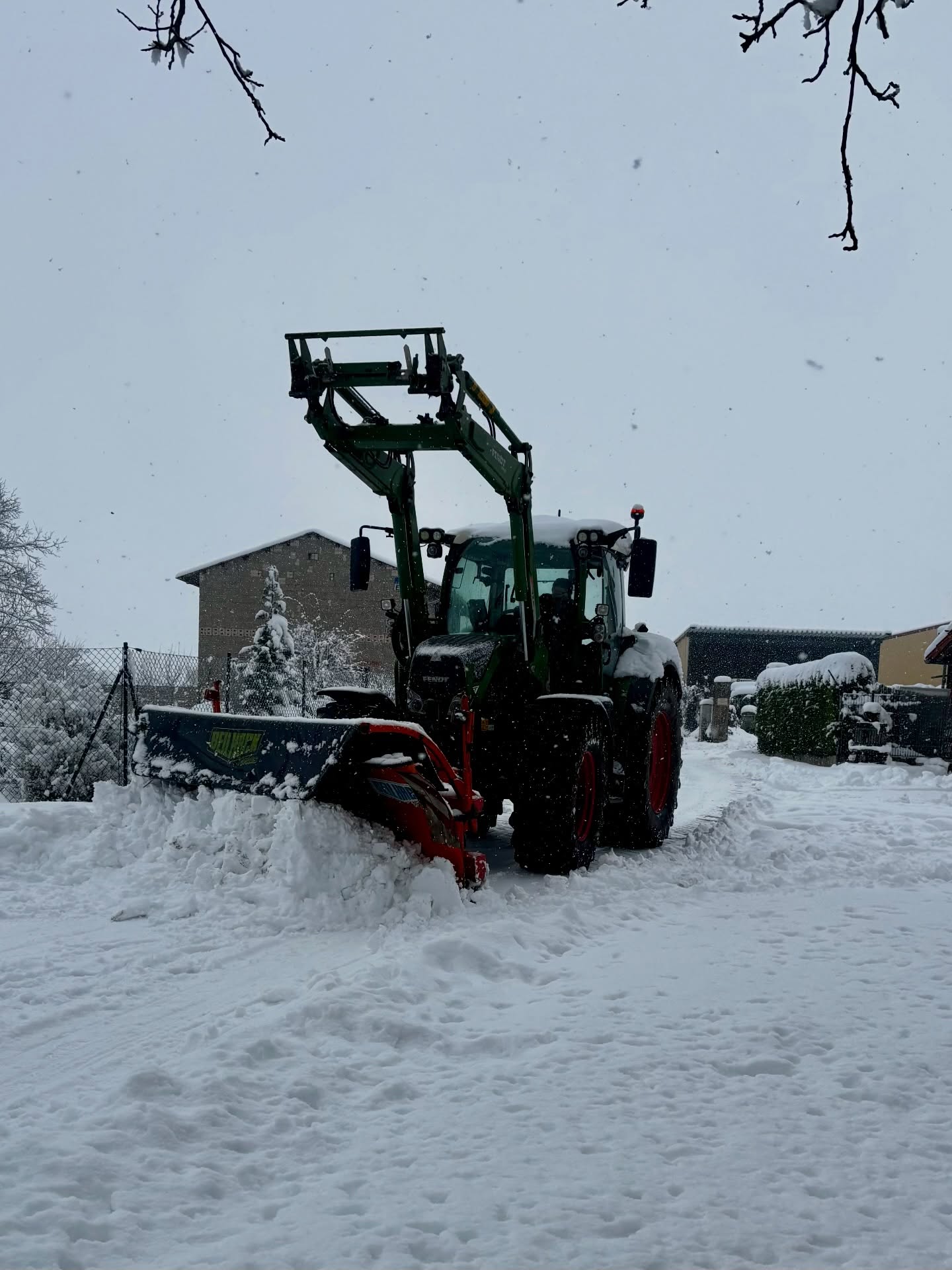 Impressionen aus dem Winter ❄️
So viel Schnee sieht man bei uns auch nicht alle Tage – für einen Moment stand alles still: Reben, Hof und Wege.
Knapp 30cm Schnee, gefühlt noch mehr (wenn man schon nicht mehr weis wohin damit..)
Winter kann schon was….und wir sind immer noch beeindruckt!
#wintervibes #snowday #wintermood #slowliving #naturelovers