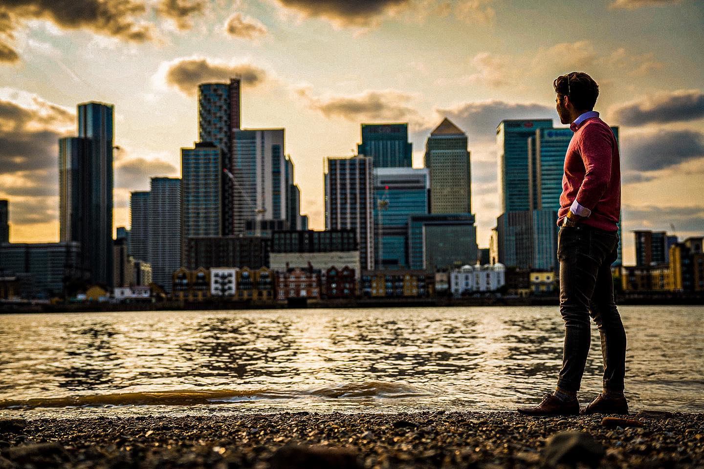 Watching ‘Drive to Survive’ all day IS good prep for a 5th year in Formula One… but leaving London for Bahrain tomorrow probably even more so 🇧🇭🔨 🛫🔨🏎️🔨🥂 🔨 🐫🔨🍆🔨#bahbahbahrainhaveyouanywool #nosircheerssirnosirimfull #camelphat #presenting #formulaone 📷🌇 @stevebrightstudio