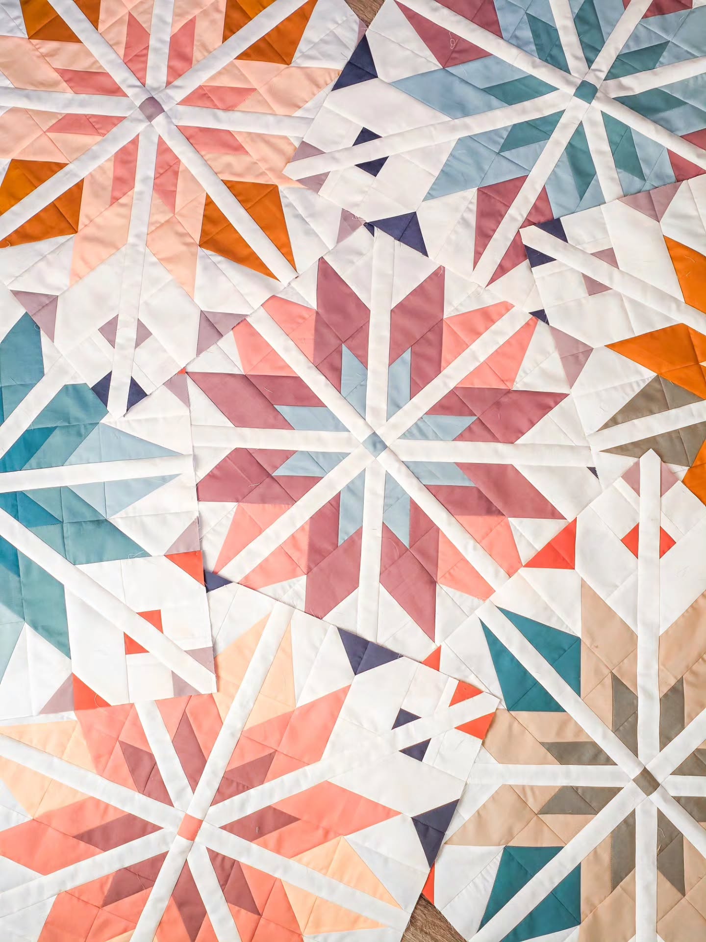 Finishing up the fat quarter friendly mix and match version for my upcoming Sweet Creek quilt pattern!
It might look a bit complicated, but it's made with common quilting blocks and techniques like half square triangles, half rectangle triangles, strip piecing, and stitch-and-flip corners.
I'm working on video tutorials that walk you through every step so it's approachable if you're looking for an "I want to try something I haven't tried before" kind of quilt 😉
Pattern: Sweet Creek quilt pattern coming soon!
Fabric: @artgalleryfabrics #agfpuresolids
#sweetcreekquiltpattern #heckyessewco #heckyespatterns