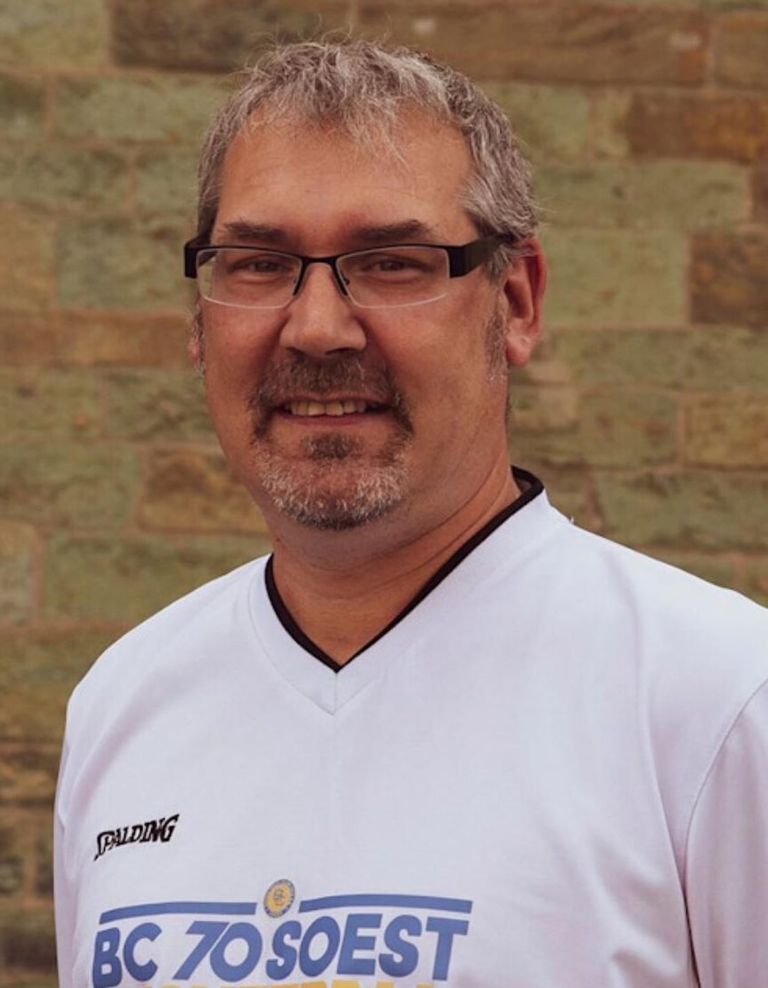 Thorsten Haverland (52) ist seit seiner Kindheit Teil des BC 70 Soest. Mit 11 Jahren begann er hier Basketball zu spielen und war bis zu seinem 24. Lebensjahr aktiv. Schon früh übernahm er Verantwortung als Trainer, leitete eine Schul-AG und trainierte mit 17/18 Jahren die zweite Damenmannschaft.
Im Laufe der Zeit coachte Thorsten alle Altersklassen ab der U10, die ihm ausnahmslos viel Spaß machen. Nach seinem Wiedereinstieg 2013 als Trainer einer U10w ist er heute als Coach der U16w aktiv.🏀