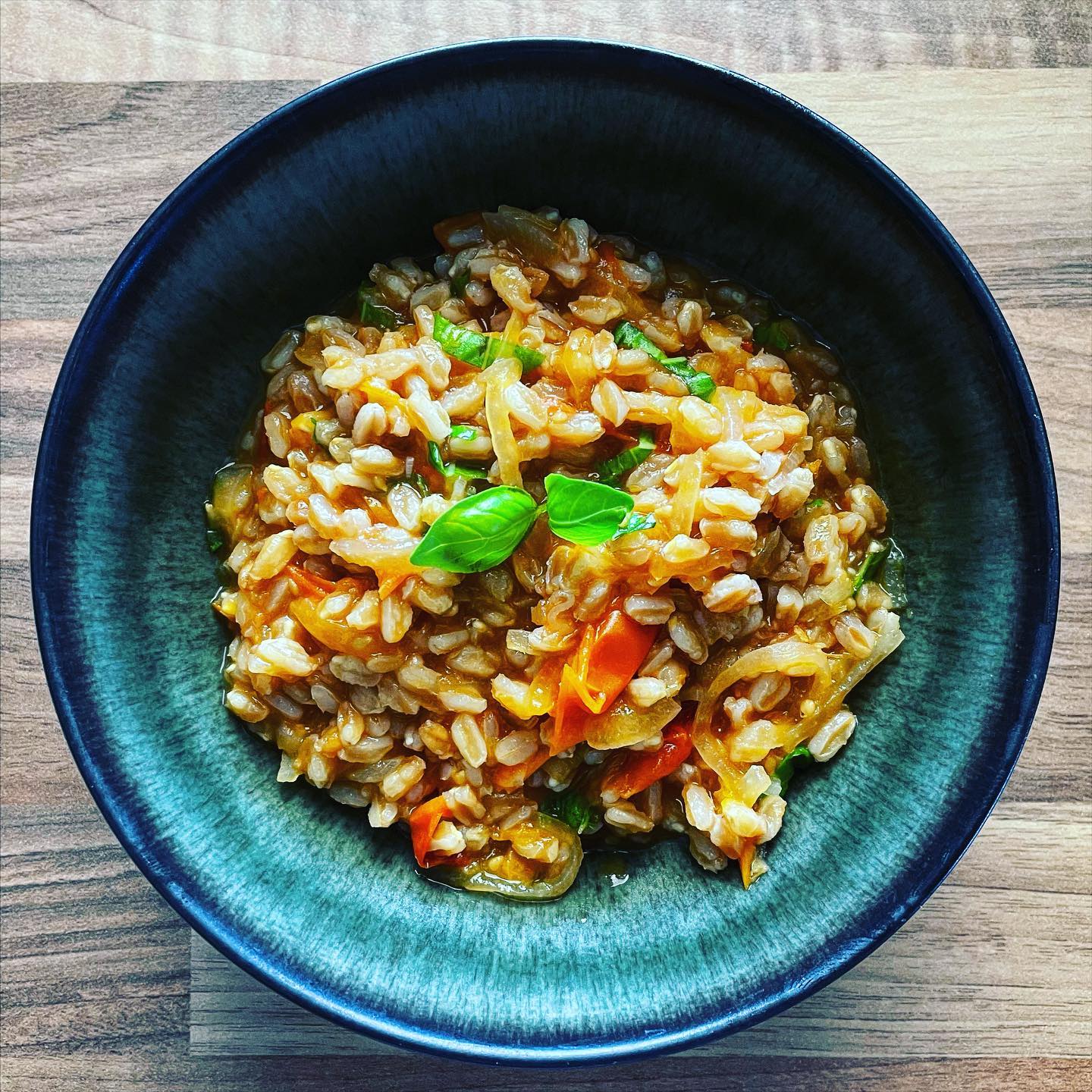 One pot and a few local ingredients, or: just my idea of lazy warm weather cooking: recipe on #smittenkitchen: ‘one-pan farro with tomatoes’ #farro #spelt #dinkel #tomatoes #garlic #onion #chili #basil #onepotmeal #whenincalabria @smittenkitchen #veganrecipes #vegan