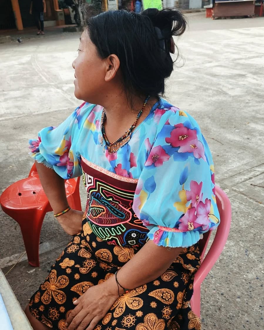 📢🌺 Colombian indigenous woman play an important and dynamic role in their cultures, economies and community organization with their handicrafts, the knowledge of the mother earth and been promoters of peace❤️🌈
That's why we have an important role as a society to take care of them and support them ❤️ most of the time their handicrafts are the only income to their communities ❤️