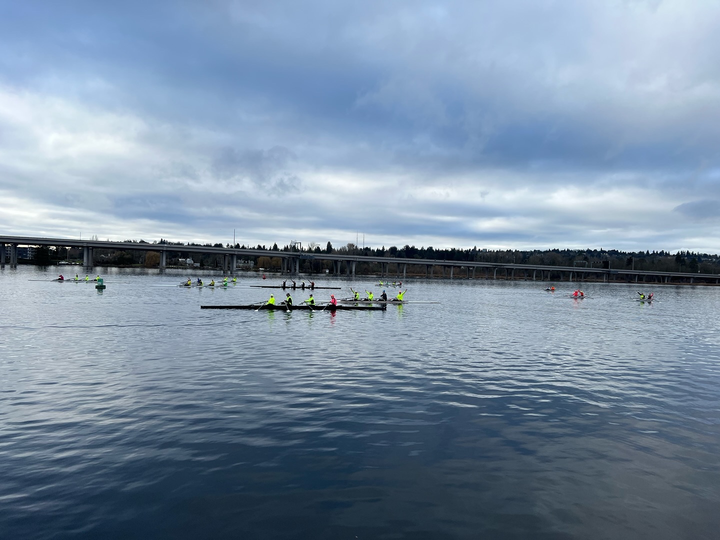 Happy 2025 from Pocock Rowing Club! 🎊
36 of our members - 6 4xs and 6 2xs - gathered this morning for a gorgeous celebratory row. To many more flat water days with friends this year!!
