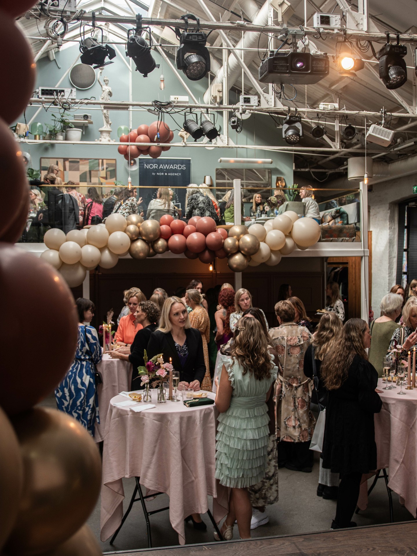 Prosjekt: NOR Awards 2023💫
Kunde: Nor Agency
Foto: @Bakkefilm
Nor Awards 2023 var en minnerik opplevelse fylt med brennende engasjement og sjel, og ikke minst en fantastisk gruppe med kreative kvinner! Vi takker for samarbeidet med det fantastiske teamet hos Nor Agency, vi gleder oss allerede til neste år.🥳
#eventdesign #eventplanner #eventplanning #eventtagency #eventpros #eventinspiration #eventstyling