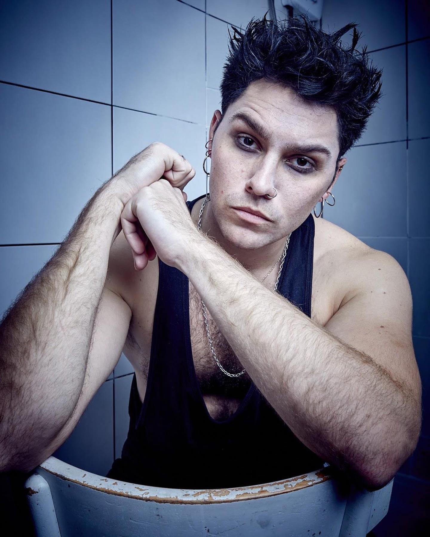 Received a radical Giddy Stratting these last two months filming @giddystratospheresfilm @laurajeanmarsh! Bloody pleasure the join them. Bathroom’s still black after washing 2007 from my head so many times. Next project, a stoner delivery boy in an awesome short film by @whitetuskstudios ! TeeBeeSea.
Taken by @robingautier
.
@giddystratospheresfilm written and directed by @laurajeanmarsh 🚀
.
Assistant Director @harpingon
•
DOP @jackmillerfilms
•
Camera Op @jasonlynchfilm
•.
Post Production - Silver Cloud Studios > www.silvercloudstudios.co.uk
•
Produced by @bethanylouiseslater
•
Costume Design @aaronfranciswalker
•
MUA @lilysimmonds_mua @charliaverymakeup @jawsfx18
.
.
Sound @thedmlo
.
GIDDY STRATOSPHERES is a song By The Long Blondes - written by Dorian Cox