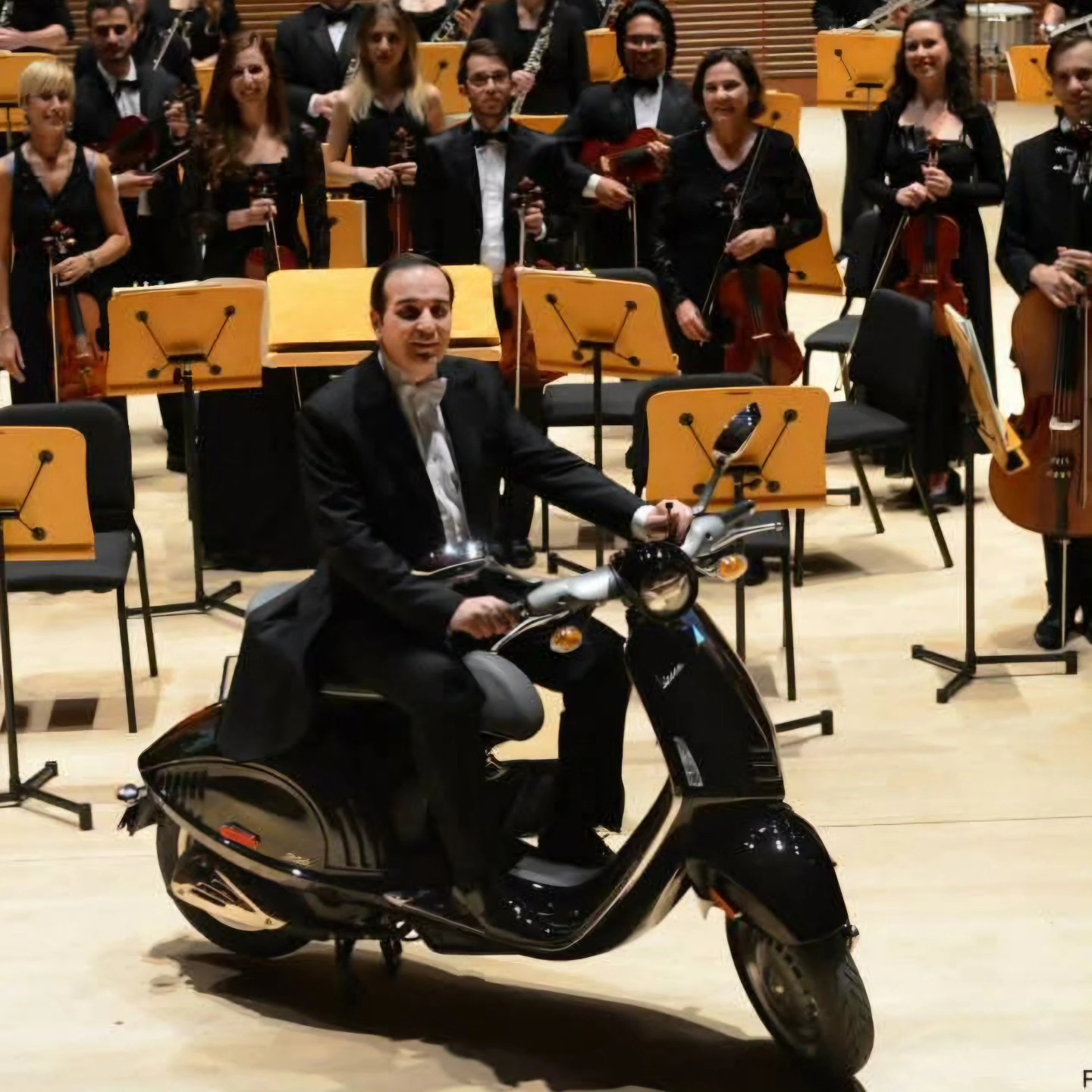 #tbt
When there's no podium, but there's a Vespa… you make it work. Kindly forced to conduct the Rigoletto encore like a true Italian—on two wheels and a smile!
.
.
.
.
.
.
#maestro #stefanovignati #conductor #opera #vespa #piaggio @newportitalian