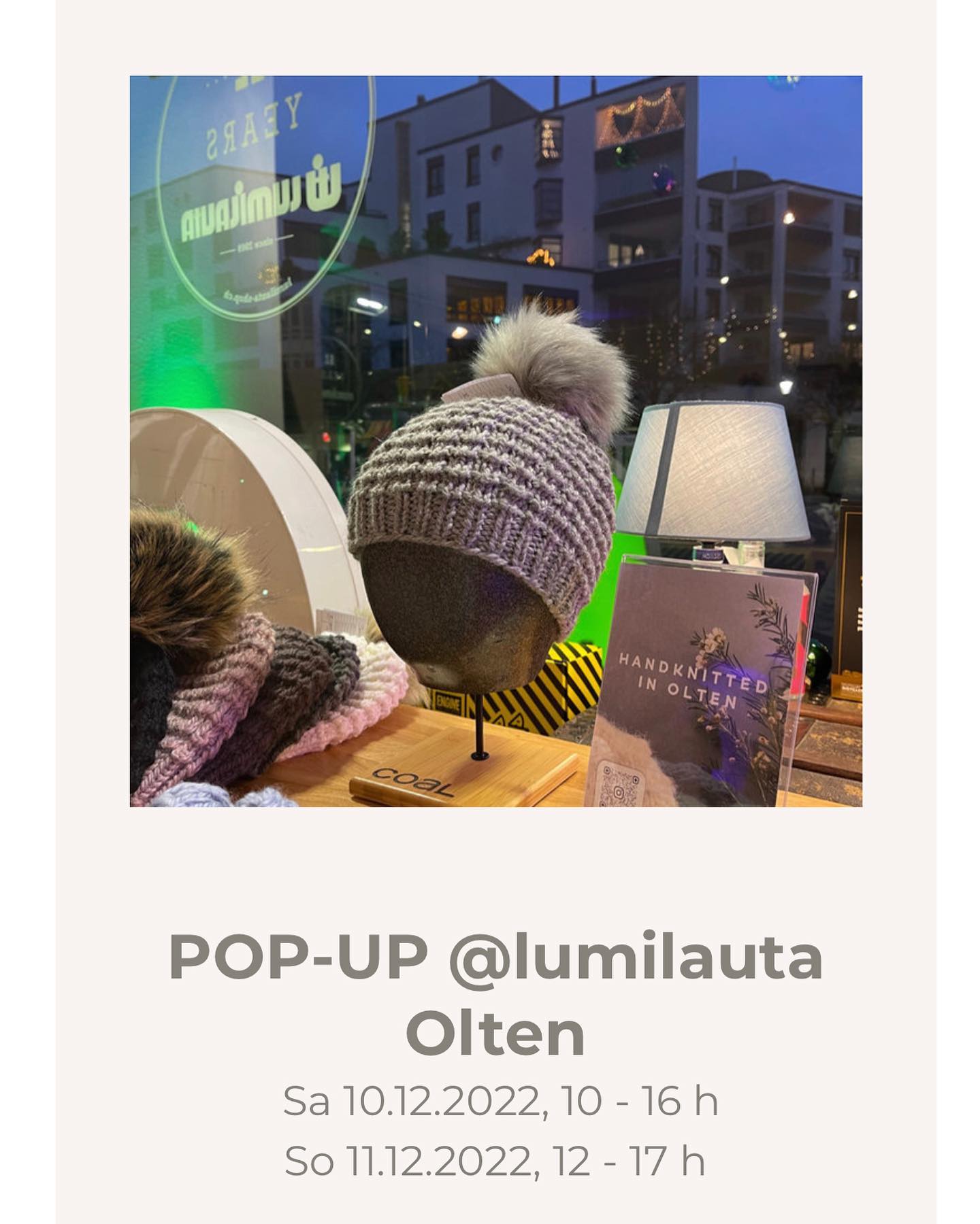 Auch dieses Jahr bin ich zu Besuch im lumilauta Olten. Viele Stirnbänder und Mützen in wunderbaren Farben sind dabei. Sowie Muster- & Lagerartikel mit 30-60%.
Ich freue mich auf Deinen Besuch!
#nieknitwear #knitwearolten #nie_knitwear #knit #olten #lumilautaolten #slowfashion #handmade #handknittedinolten #handknitted #madeinswitzerland #eventsolten #workshops #patterns