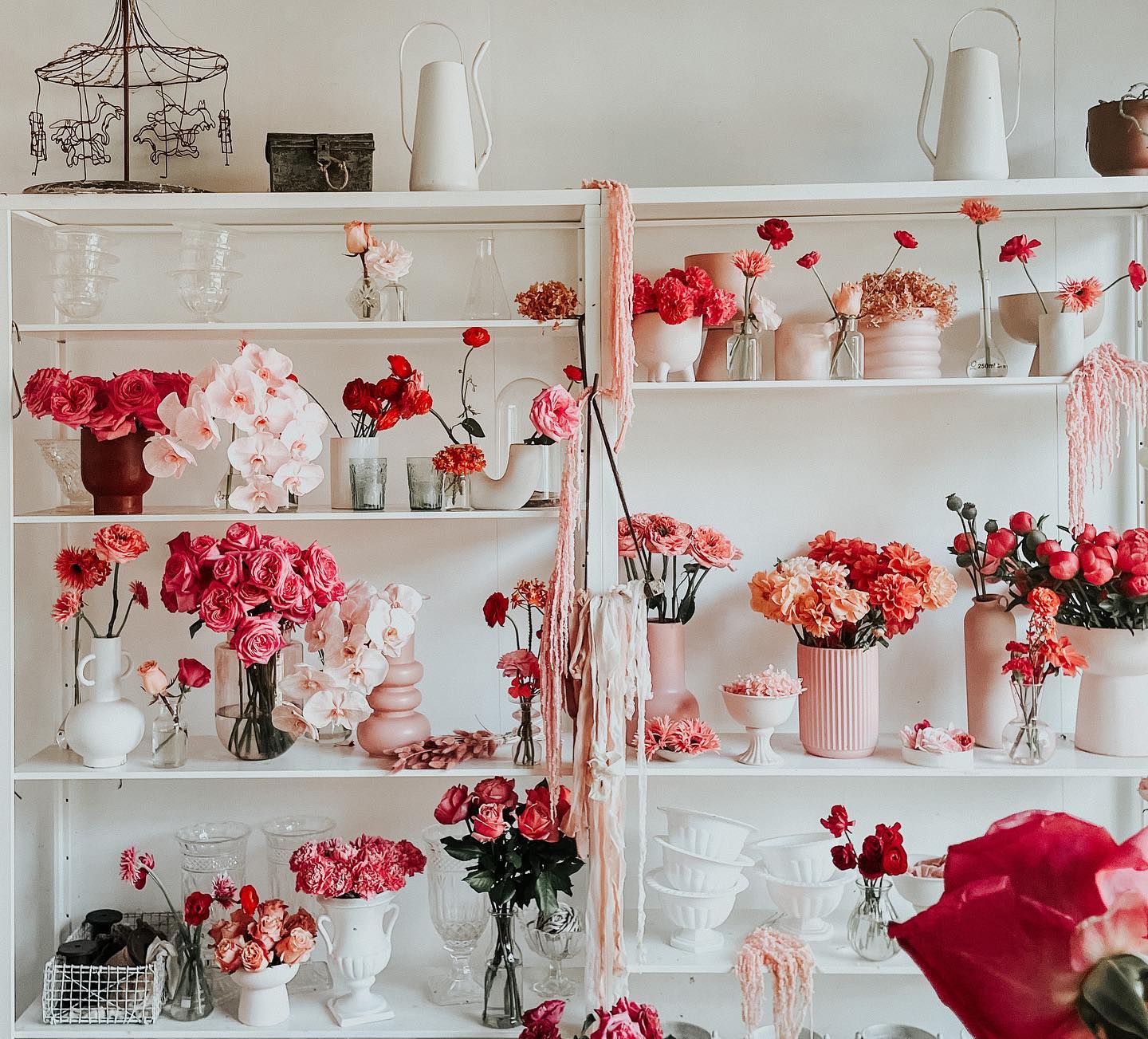 The flower studio looking super pretty 💫 #sydneyweddingflorist #flowerstudio #weddingflowers #bridalbouquet #northernbeacheswedding #atholhallwedding #northernbeachesflorist