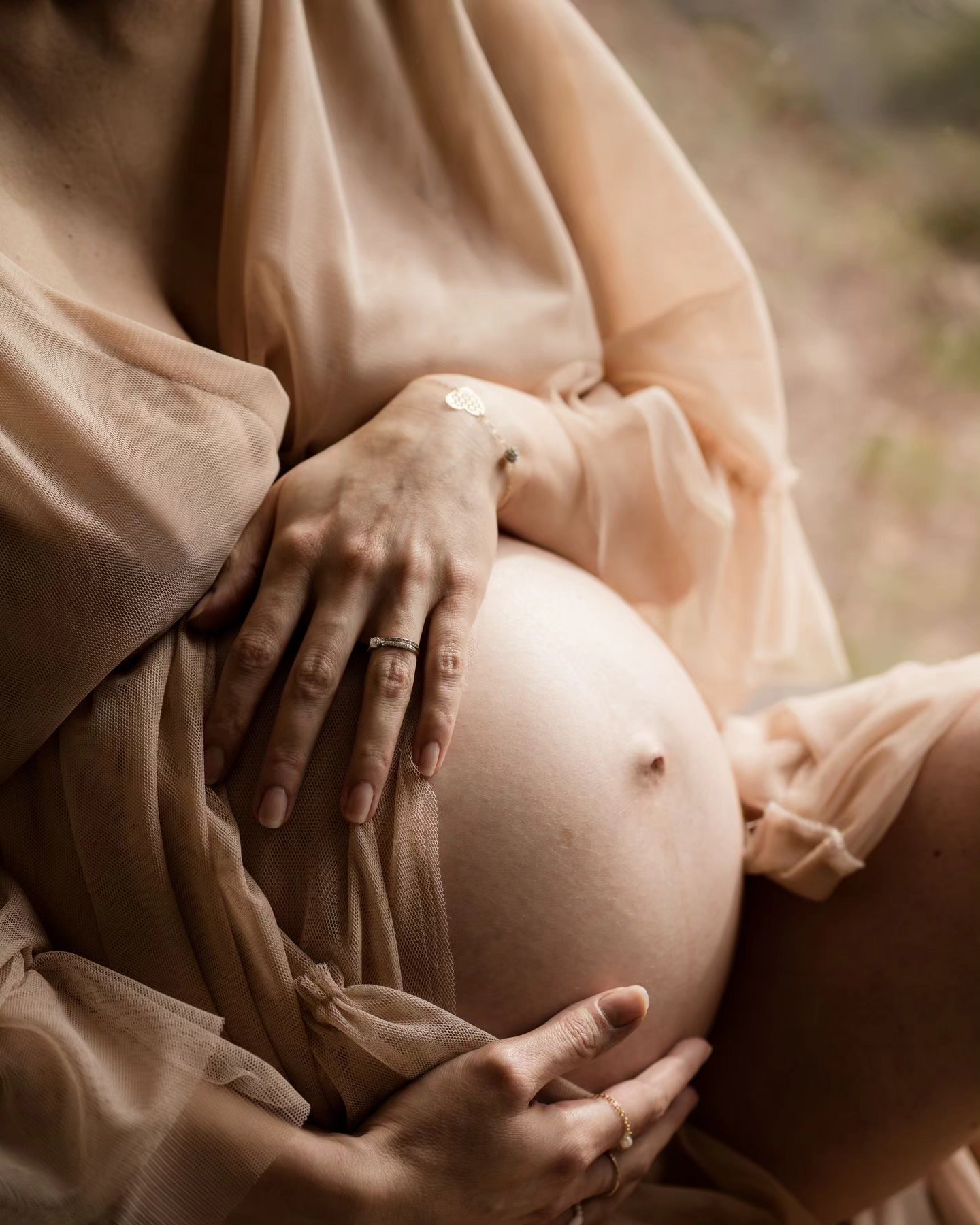 Le printemps arrive bientôt...
Et en attendant j'ai enchaîné les séances grossesse au studio. Des moments suspendus pleins de douceur en attendant l'arrivée de bébé.
J'ai hâte de rencontrer tous ces petits bouts de choux 🥰
Ps: vous risquez de voir beaucoup de jolis ventres ronds sur mon feed ces prochains jours