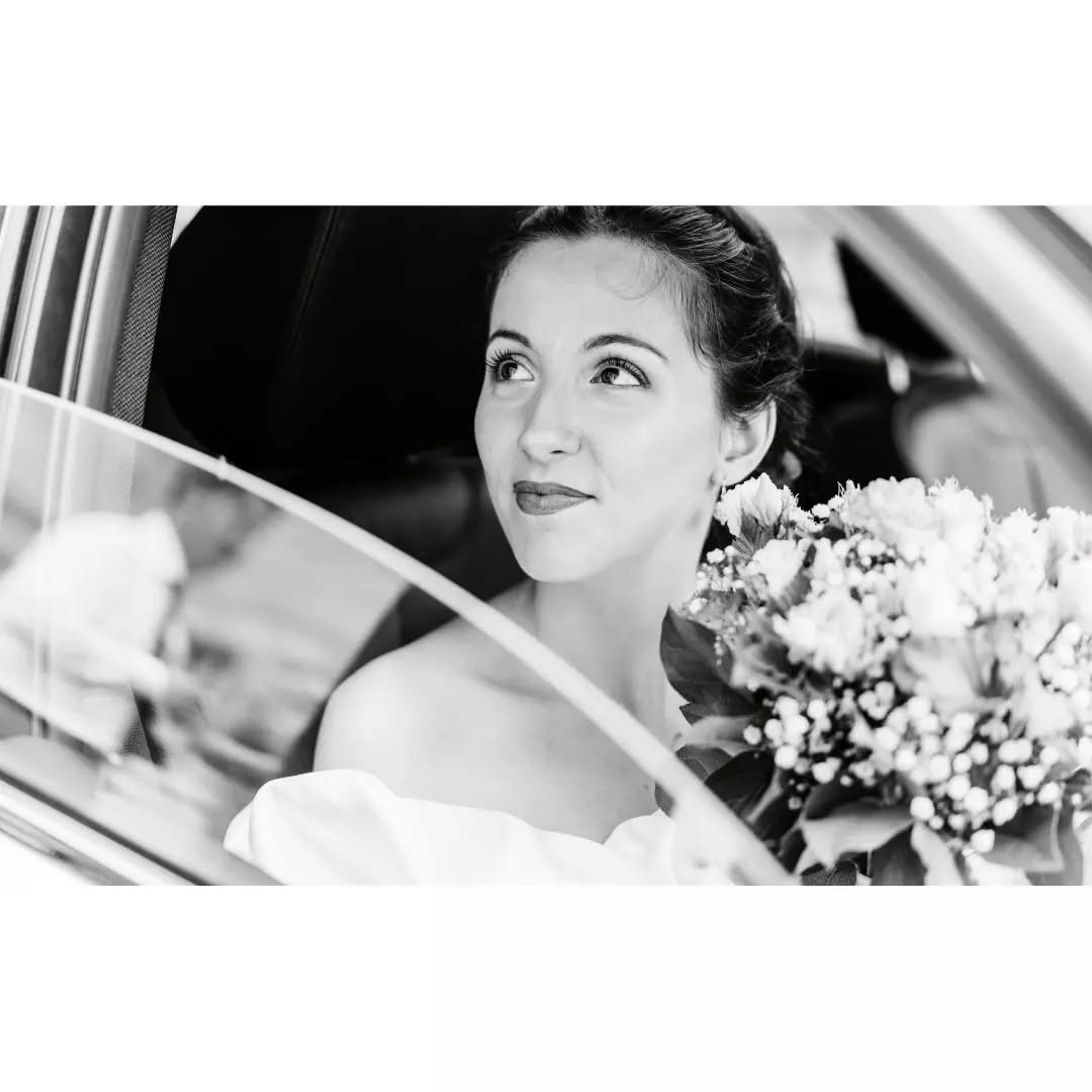 Après la cérémonie à la mairie de @villedeversailles, départ pour la fête !
.
.
.
#mairieversailles #ceremoniemairieversailles #ceremoniemairie #photographemariageyvelines #photographemariageversailles #mariageversailles #weddingceremony #narrateurdevie #blackandwhite #noiretblanc #ontheroad