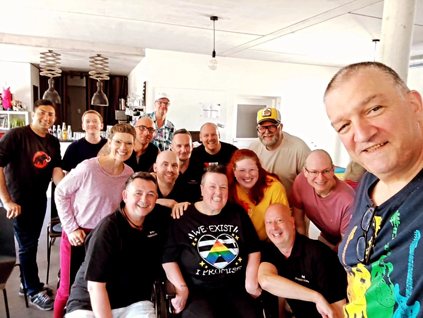 🌈 @queerpfaffenhofen ist immer wieder Gast im Echtland Coworking Workshopspace! Dieses Mal mit einer Vereinsversammlung.
Wir sagen: Willkommen an einem Ort, wo Engagement Raum bekommt – kostenlos für alle, die Gutes bewirken.
Herzlichen Glückwunsch an die neue Vorstandschaft!
Wir feiern euren Einsatz für eine bunte und gerechte Gesellschaft.
Bleibt laut ️, bleibt sichtbar ✨ !
Ihr seid wichtig.
#MutZeigen #️🌈 #QueerUndStolz #EchtlandPfaffenhofen #RaumFürEngagement #ZusammenStark #LGBTQIA #Pfaffenhofen