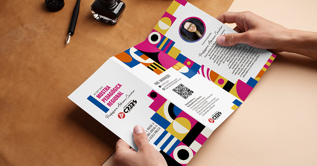 A papelaria tem um lugar especial em nossos corações. Sabemos que o digital é fundamental, mas existe uma nostalgia e uma relação com o material off line que muitas vezes é insubstituível. Tivemos a oportunidade de criar o conceito e produzir o material da Mostra Pedagógica Regional Professora Adriane Cecchin. Foram confeccionados cartazes, folders e medalhas além de todo o material de divulgação para as redes sociais. A Mostra é o momento onde alunos do ensino público têm a oportunidade de mostrar trabalhos desenvolvidos em sala de aula nas mais diferentes áreas do conhecimento. A educação é o que move a sociedade para frente.⠀
⠀
Fora dos Trilhos - Laboratório de Ideias⠀
⠀
#foradostrilhoslab #passageiros #design #branding #publicidade #propaganda #digital #identidadevisual #marketingdigital #digitalmarketing #marketing #publicidadeonline #redessociais #midiasdigitais #socialmidia