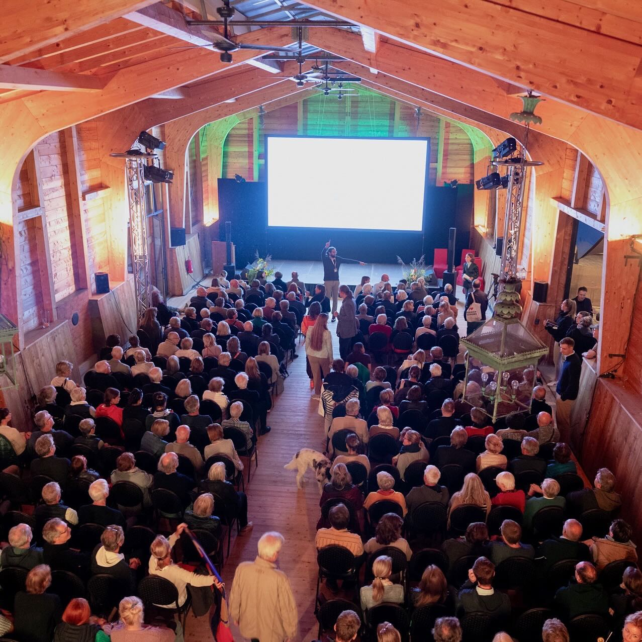 Unsere Eventscheune wird zum Kinosaal.
#eibenhofbadsaarow #eventlocation #badsaarow #kino #filmfestival #filmohnegrenzen