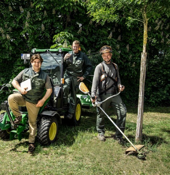 📢 Neuer Name, bewährte Werte: Die Gollo GmbH 🌿
Große Neuigkeiten! Ab dem 01. Januar 2025 starten wir mit frischem Schwung durch. Die Gollo GmbH & Co. KG wird zur "Die Gollo GmbH". 💚
🔎 Was bedeutet das?
👉 Gleiche Qualität.
👉 Gleiche Ansprechpartner.
👉 Ein klarer Fokus auf die Zukunft.
Diese Umfirmierung ist unser nächster Schritt, um Ihnen noch besser und effizienter zur Seite zu stehen. Neugierig, was dahintersteckt? 🤔
➡️ Erfahren Sie mehr über den Wandel und was es für Sie bedeutet – jetzt auf unserem Blog!
📲 Link in Bio
Vielen Dank für Ihr Vertrauen! Wir freuen uns darauf, diesen neuen Abschnitt mit Ihnen zu gehen. 💪✨
#Gollo #Gartenbau #Landschaftsbau #Umfirmierung #GolloGmbH #Neuanfang #Qualität #Zukunft #Kundenfokus #WirSindFürSieDa #365tagefürsieimeinsatz