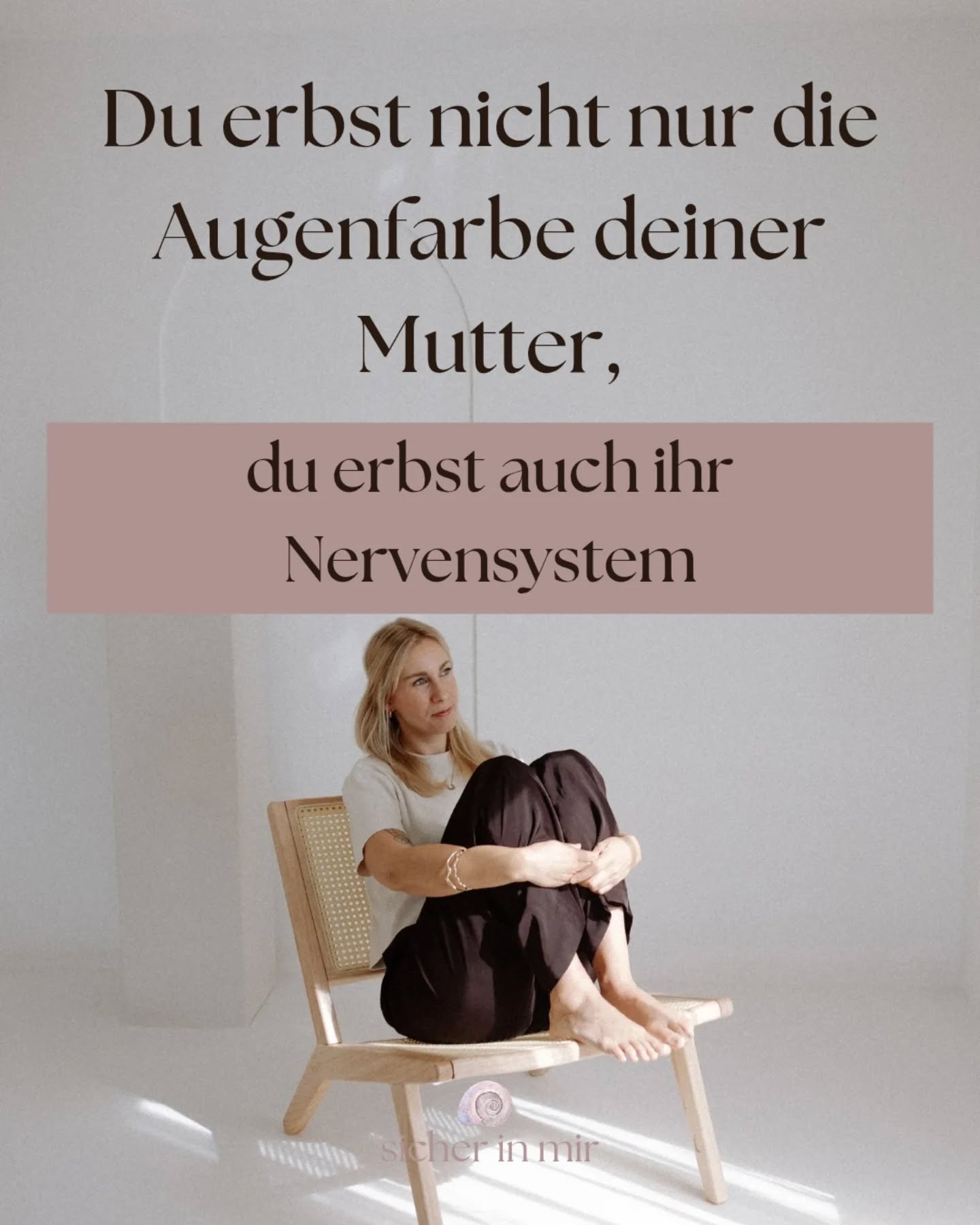 Manchmal ist es nicht das Heute, das so laut ist.
Sondern etwas sehr Altes im Körper.
Etwas, das schon da war, bevor wir Worte hatten.
Bevor wir einordnen konnten, was zu viel ist und was nicht.
Bevor wir gelernt haben, uns selbst zu regulieren.
Unser Nervensystem hat früh gelernt, wie sich die Welt anfühlt.
Über Nähe.
Über Spannung.
Über das, was unsere Mutter halten konnte – und das, was nicht.
Nicht als bewusste Erinnerung.
Sondern als Grundton.
Als innere Atmosphäre.
Und dieser Ton klingt manchmal bis heute nach.
In unseren Reaktionen.
In unserer Erschöpfung.
In dem Wunsch nach Ruhe – und der gleichzeitigen Schwierigkeit, sie wirklich zuzulassen.
Das ist kein persönliches Versagen.
Es ist ein Körper, der sehr früh sehr aufmerksam war.
Heute darf sich etwas verändern.
Nicht durch Druck.
Nicht durch „man müsste doch inzwischen“.
Sondern durch neue Erfahrungen von Sicherheit.
Langsam.
Im eigenen Tempo.
Von innen heraus.
Love
Carola
SICHER.IN.MIR
EMBODIMENT
SYSTEMISCHES COACHING
NERVENSYSTEMARBEIT
TRAUMASENSIBEL