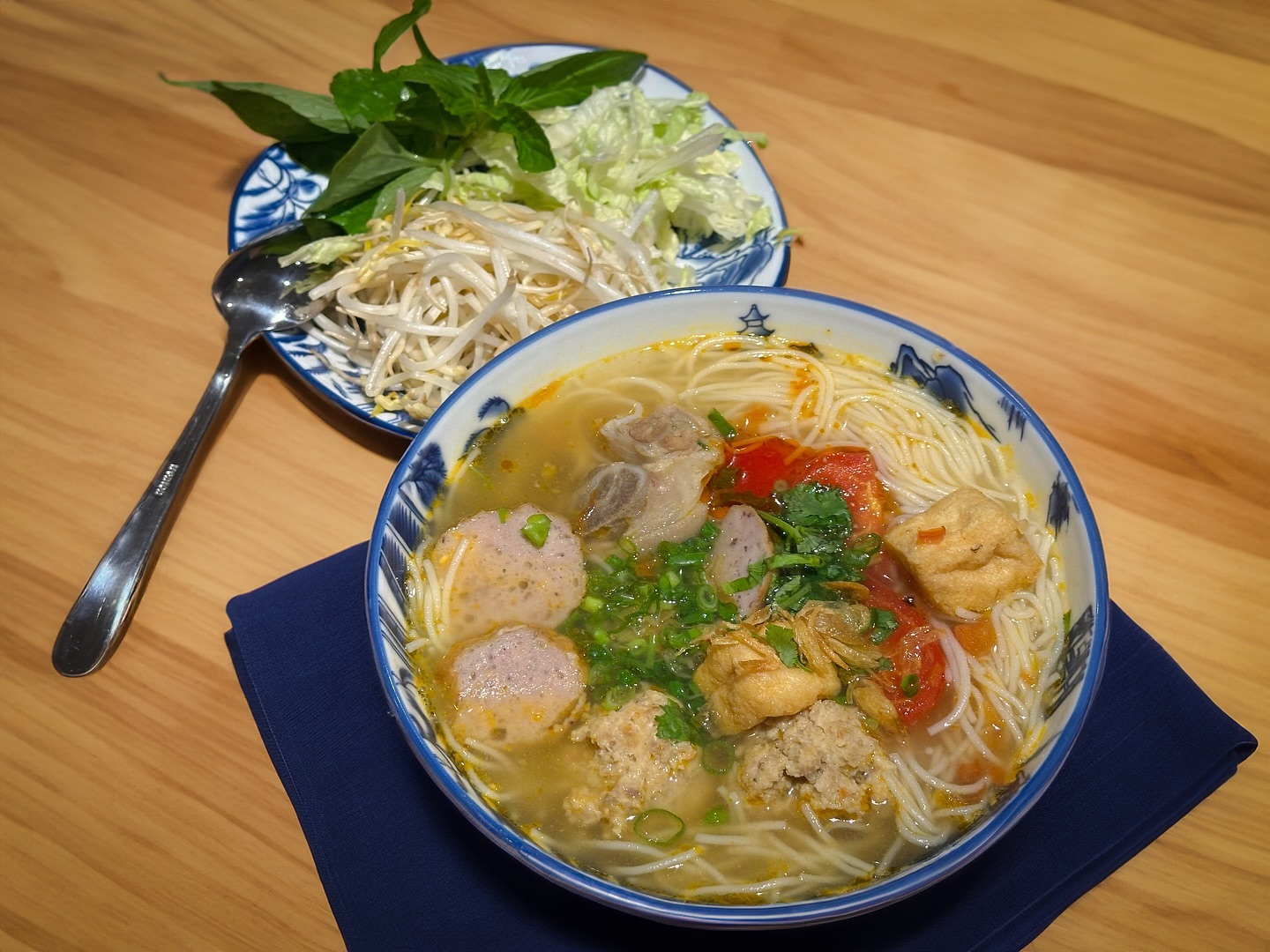 🍜 Introducing Bún Riêu at Q3 Eatery! 🍅🦀
Dive into this comforting Vietnamese Fresh Water Crab soup with a rich in tomato and crab broth. Topped with tofu, fresh herbs and vermicelli noodles.
It’s a bowl full of flavour that you won’t to miss!
#Q3Eatery #adelaidefood #adelaideeats #BúnRiêu