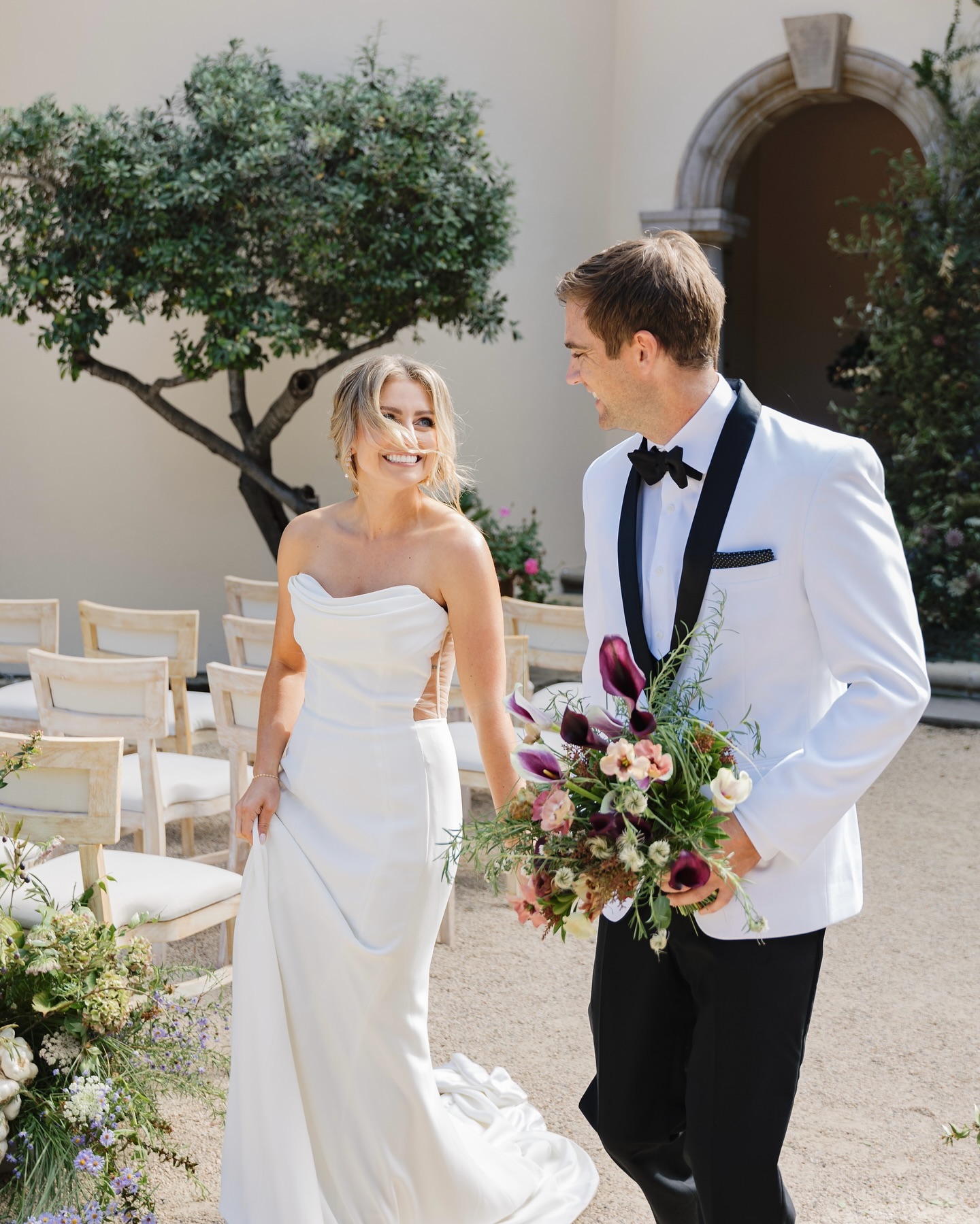 We’ve been loving all the unique bridal bouquets popping up this year in our inbox 💌
This dreamy statement bouquet added the perfect amount of texture and depth to this Old World Meets Modern Minimalism design. The level of detail and intricacy was truly stunning and I don’t think we’ll ever be over it!
Planning & Design: @styledbylinds_
Floral Design: @amywestfloral
Photographer: @nikirhodesphoto
Venue: @stonepineestate
Hair & Makeup: @katemillermakeup
Rentals: @hensleyeventresources