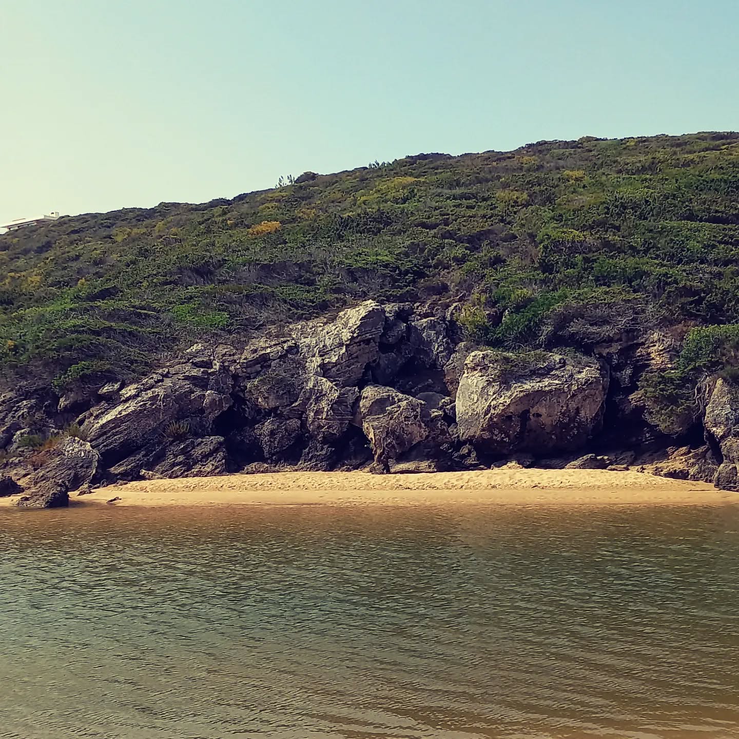 Beautiful river beach at Amoreira!
.
.
.
#kanalusurfhouse #amoreira #aljezur #algarve #portugal #rooms #guesthouse #surfhouse #igers #beach #nature #rivermouth #beachlife