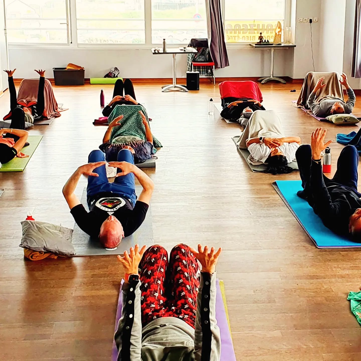 C'est la rentrée, on respire !
Reprise des cours collectifs de respiration au sein de l'espace bien-être BALIZENN au Courégant, à partir du lundi 16 septembre.
Horaires 2024/2025 :
Lundi de 12h30 à 13h45
Mardi de 18h45 à 20h00
1h15mn d'exercices accessibles à toutes et tous, sans limite d'âge ou de condition physique, afin d'apprendre à mieux respirer, pour apaiser les tensions, lâcher prise avec le mental, développer ses capacités respiratoires et retrouver l'énergie.
Tarifs :
Forfait trimestriel : 130 €
Forfait liberté 6 séances durant le trimestre : 80 €
Séance découverte gratuite
Inscriptions : sur mon site www.ericruff.fr dans la rubrique agenda, par mail contact@ericruff.fr ou par téléphone au zéro6 09 07 05 66.
Que le souffle soit avec vous !
Éric Ruff
#respiration
#coach-respiration
#bien-être
#anti-stress
##ploemeur
#balizenn