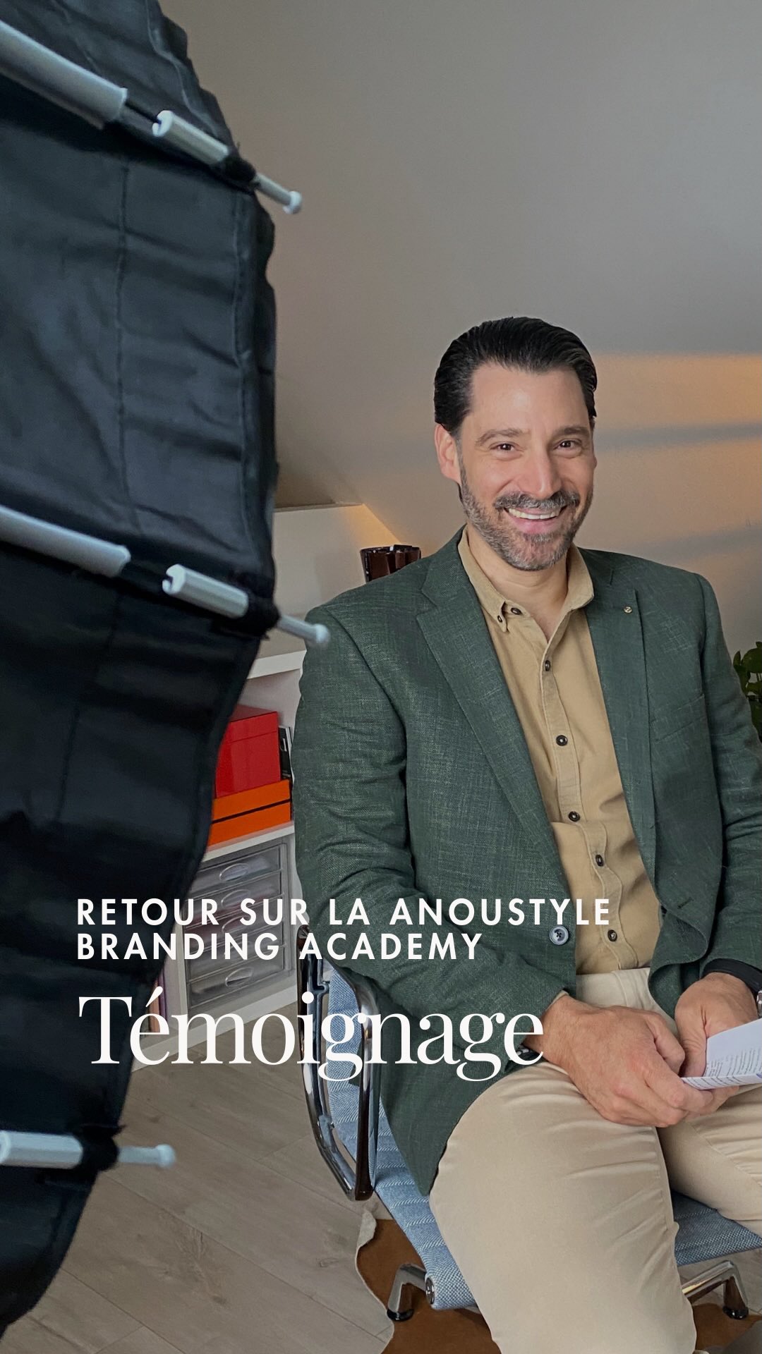 đ TĂ©moignage de mon plus grand client⊠littĂ©ralement !
Aujourdâhui, je mets en lumiĂšre Guillaume Frieden, dirigeant de Galmar SA, rĂ©fĂ©rence suisse dans lâintĂ©gration de systĂšmes audiovisuels et la crĂ©ation dâespaces dâapprentissage innovants.
đŻ Son objectif ? Une image alignĂ©e avec sa posture de CEO⊠sans jamais se sentir dĂ©guisĂ©.
Au sein de lâAnoustyle Branding Academy, nous avons travaillĂ© style, communication, posture et prĂ©sence â intensĂ©ment⊠et dans la bonne humeur đ
đ§Ą Voir lâimpact concret dâune image maĂźtrisĂ©e dans son quotidien de dirigeant est une immense fiertĂ©.
đ Merci pour ta confiance, tes valeurs et ton authenticitĂ©. Un vrai gentleman farmer đ
đĄ Toi aussi, tu es la carte de visite de ton entreprise ? Parlons de ton prochain cap en 2026.
đđŒ VidĂ©o : @creavision.video â @raphaelsauvain & @florian_vision
#personalbranding #imagepro #imagedemarque