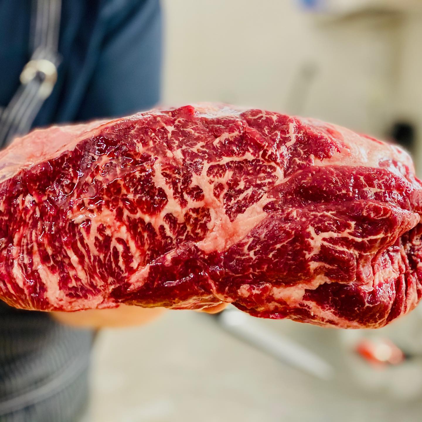 Plánujete na víkend jednu z posledních grilovaček? 🤔 Tak s tímhle kouskem 🥩 si rozhodně ostudu neuděláte. Vaše milé tím odpálíte do vesmíru. 👩🚀🚀🛰
#hovezi #grilovani #grilovacka #farma #praha #market #restaurace #artfood
#beef #steak #barbecue #grill #farm #art #food #foodlover #foodie #yummy #prague #restaurant