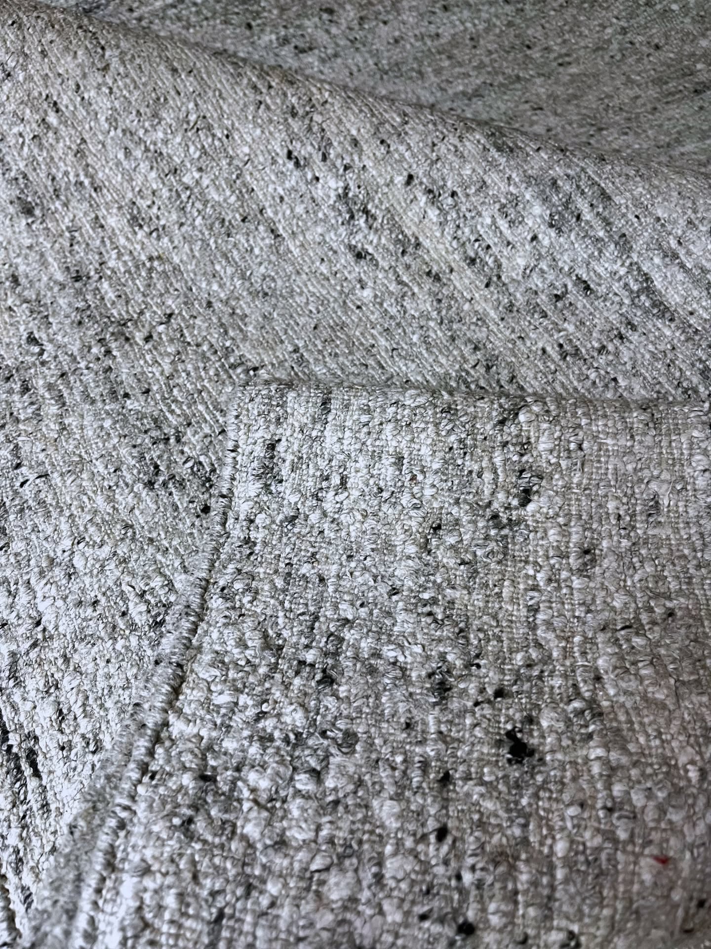 O Tapete Bamboo combina fibras naturais com textura marcante e elegante. Seu visual orgânico traz aconchego e sofisticação na medida certa, criando uma base neutra que harmoniza facilmente com ambientes contemporâneos, minimalistas ou naturais. Perfeito para quem busca leveza, conforto e um toque de design atemporal no espaço.
Consulte mais sobre o modelo visitando nossas lojas.
📍Rua Henrique Schaumann, 498 - Pinheiros | SP
São Paulo: (11)93044-1854
Caxias do Sul: (54) 3027-1234
.
.
.
.
#kiantapetes #arqdecor #interiordesign #sofisticacao #personalidade estilo tapetesimportados decoração homedecor homesweethome designinterior arqlovers confort casadecorada DesignDeInteriores