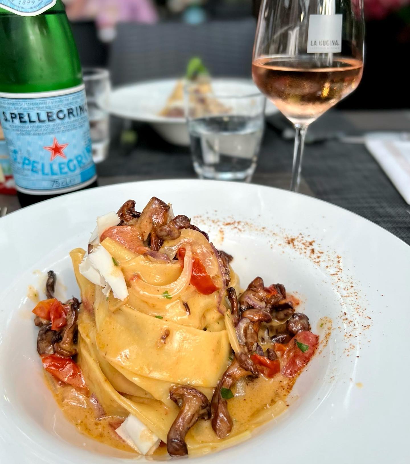 Ciao Amici 🫶🏼 wir hoffen ihr hattet eine schöne Woche und lasst den Abend heute mit gutem Essen ausklingen 🍝 #tuttipazziperlacucina
#restaurantsmünchen #geheimtippmünchen #italianfoodmunich #lacucina #münchen #pizzapastaandmore #munich