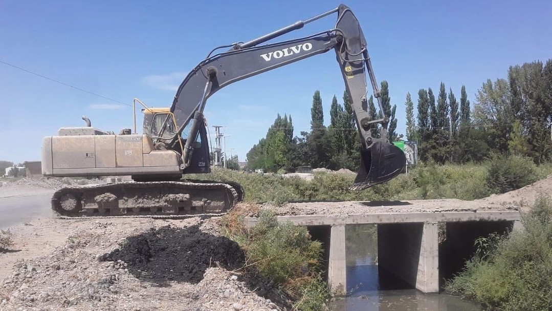 🌧️¡ATENCIÓN! La temporada de lluvias se acerca y es hora de tomar medidas preventivas.
* ✅ La Municipalidad de Neuquén ha iniciado un operativo de limpieza integral de los canales a cielo abierto.
* 🚨 Este operativo busca prevenir inundaciones y reducir el riesgo de plagas y enfermedades.
* 📌 La limpieza de los canales es fundamental para mantener un ambiente saludable y seguro.
En tu casa o negocio, es importante tener en cuenta que la limpieza y el mantenimiento son clave para prevenir la aparición de plagas y mantener un ambiente saludable, por eso en DynaPest nos importa que tengas la información necesaria para proteger tu espacio.
Comentanos abajo cómo mantienes limpio y seguro tu hogar o negocio. ¡Guarda este post para recordar la importancia de la prevención!
#ControlDePlagas #DynaPest #HogarSano #TipsLimpieza #PrevencionDePlagas #LimpiezaIntegral #Neuquen #TemporadaDeLluvia #AmbienteSeguro #CanalesLimpios