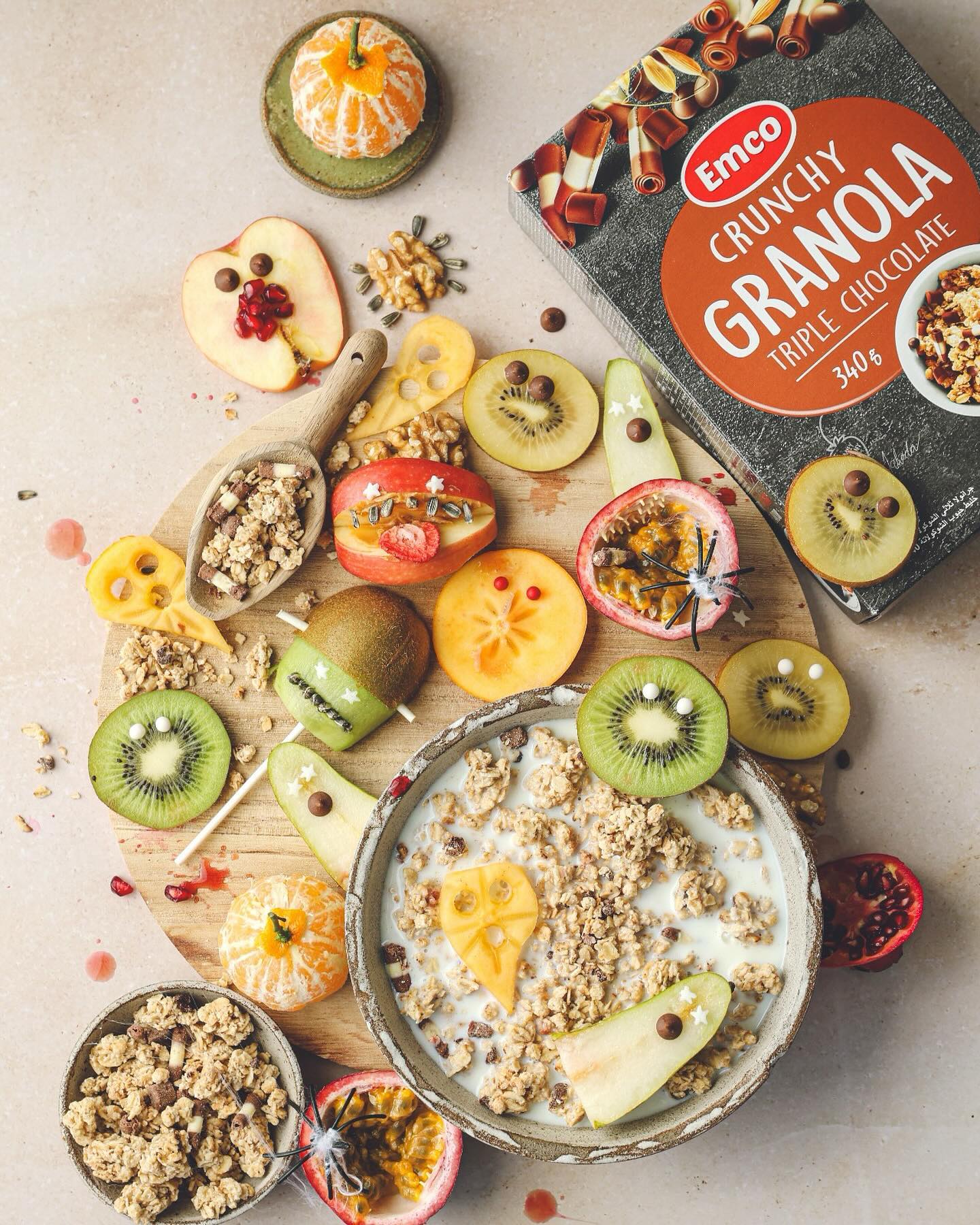 👻 Halloween-inspired breakfast fun! Start your day with crunchy granola, fresh fruit, and a bit of creativity 🍊🥝🍎 #emco#emcoglobal#evenhealthythingscanbedelucious#halloween#halloweenvibes #healthybreakfast #granola