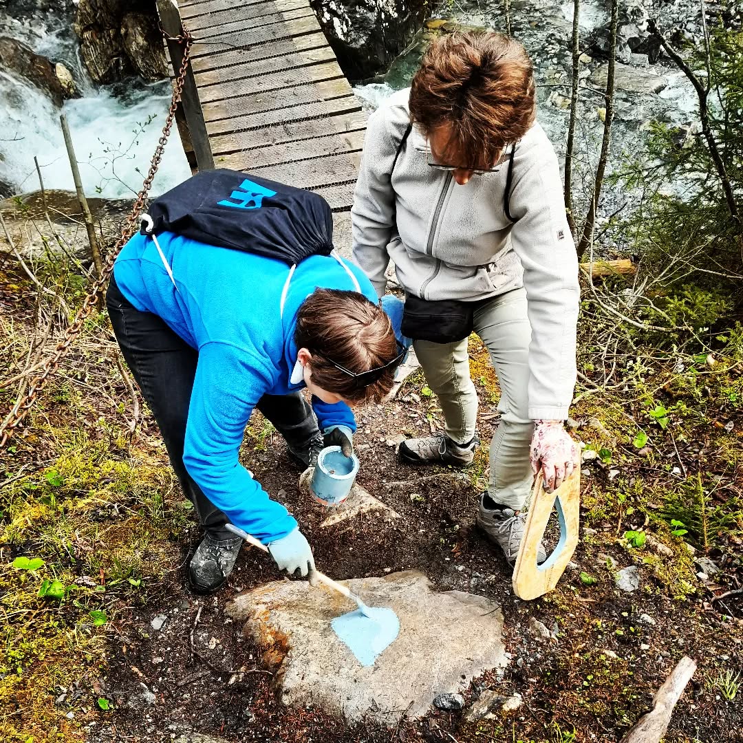 Am heutigen UTS- Tag der Freiwilligen wurde viel gearbeitet. Die color-waterway-ladies waren mit Pinsel und Farbtopf unterwegs...
#uts #stierva #tagderfreiwilligen #color #veiamulegn