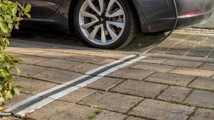 Mooi nieuws: de raad steunt onderzoek naar kabelgoottegels in de openbare ruimte 🔌
Elektrisch rijden en laden met eigen stroom moet voor iedereen haalbaar zijn, ook zonder oprit. De tegels maken dat mogelijk, zonder struikelgevaar en met behoud van toegankelijkheid.
De motie werd donderdag aangenomen met 15 stemmen voor. Nu volgt onderzoek naar veiligheid, toegankelijkheid en beheer.
Dick Post: "Duurzaam rijden mag geen privilege zijn. Dit gaat over gelijke kansen." ⚡️